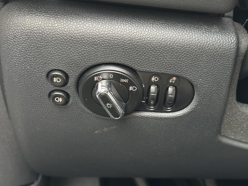 MINI Cabrio 1.5 Cooper Pepper Serious Business thumbnail 35