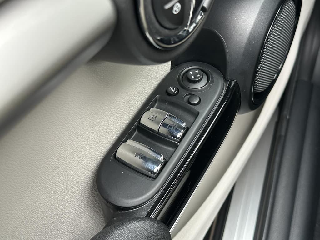 MINI Cabrio 1.5 Cooper Pepper Serious Business thumbnail 39