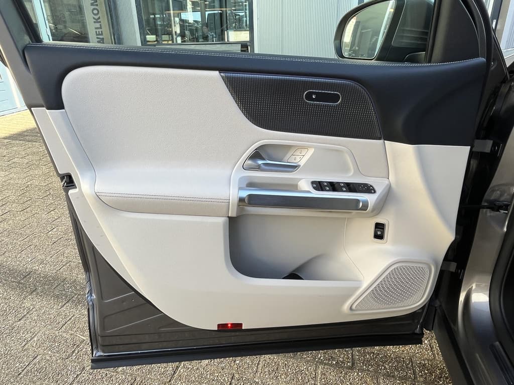 Mercedes-Benz GLB 200 Business Solution Luxury thumbnail 9