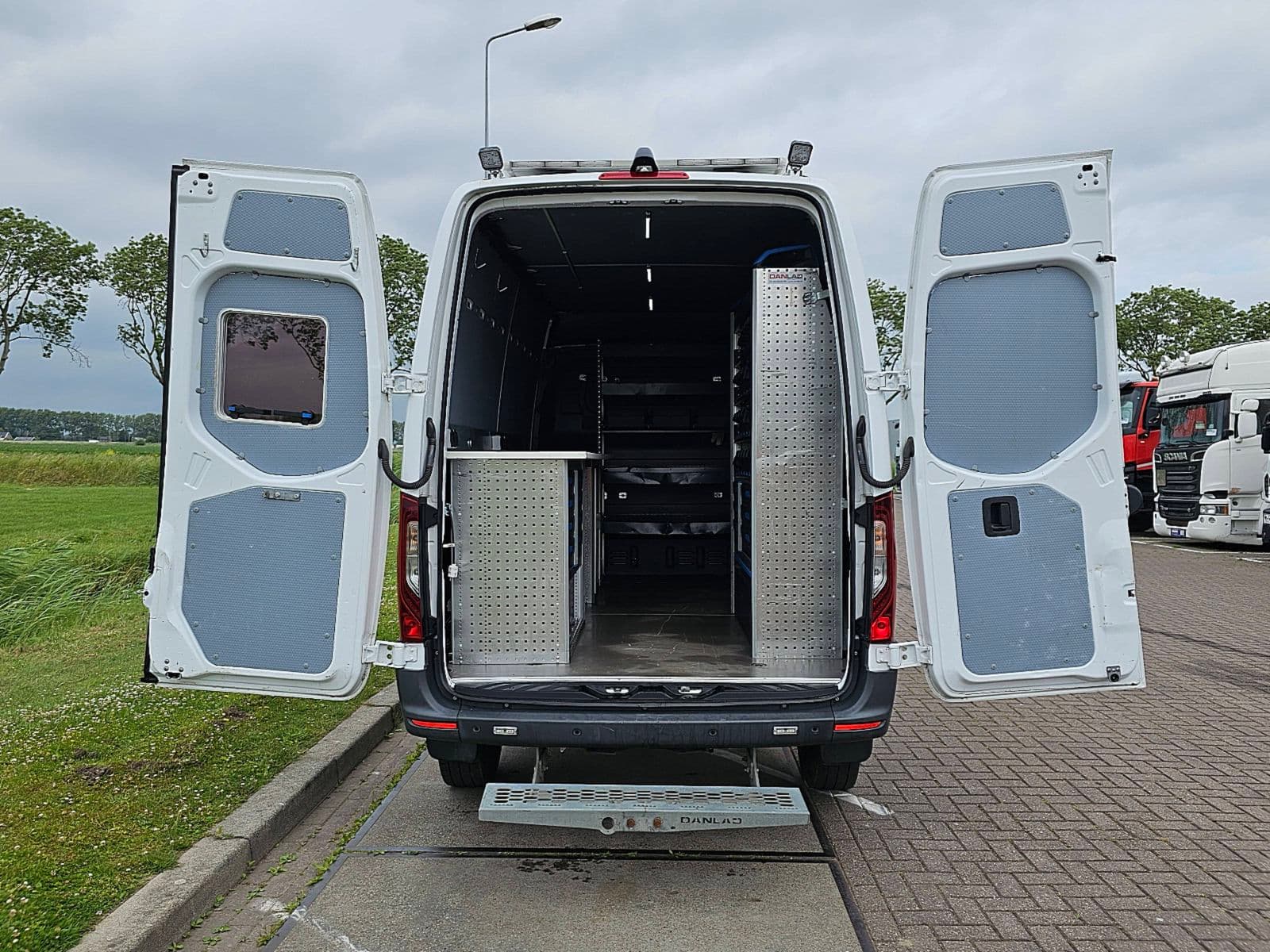 Mercedes-Benz Sprinter thumbnail 12