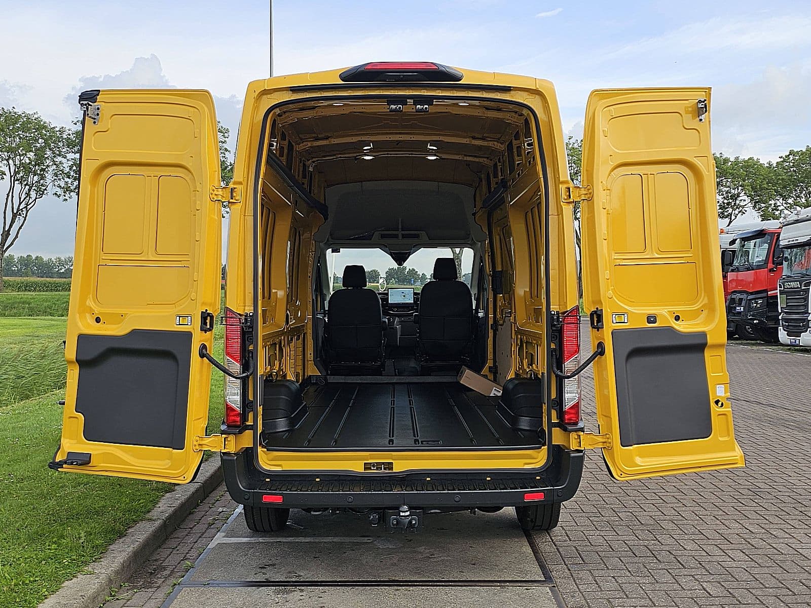 Ford E-Transit thumbnail 12