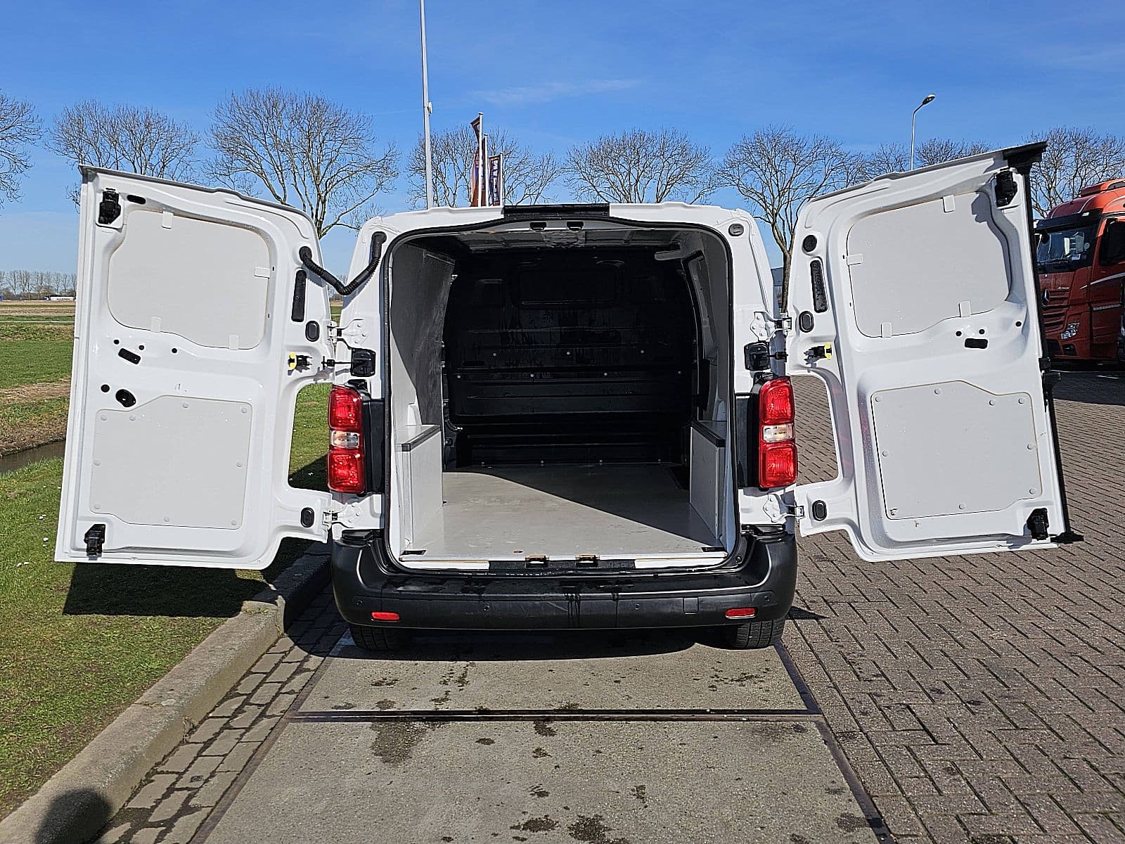 Opel Vivaro thumbnail 11