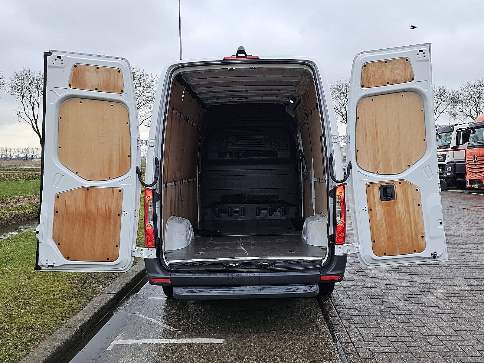 Mercedes-Benz Sprinter thumbnail 12