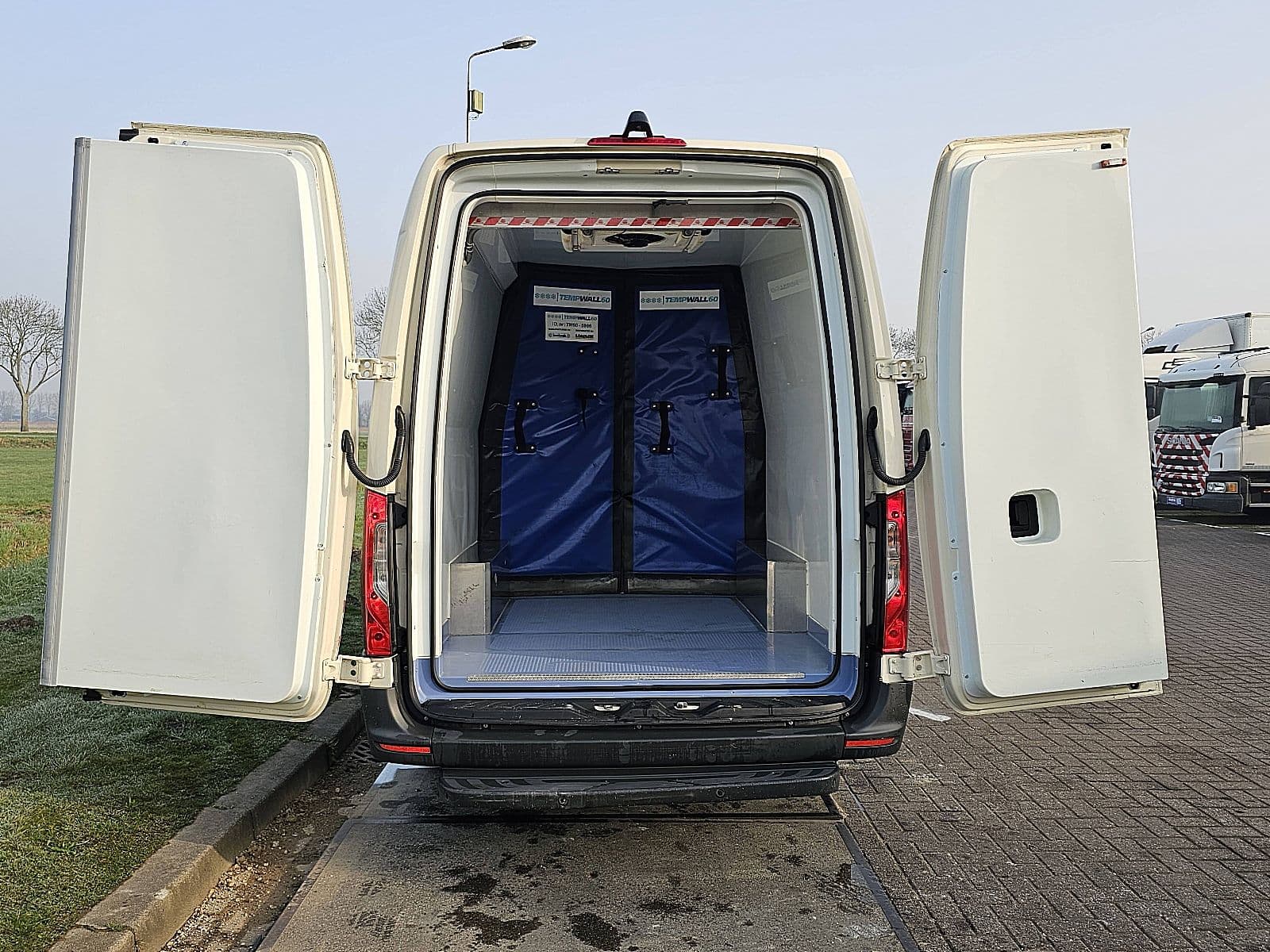 Mercedes-Benz Sprinter thumbnail 16