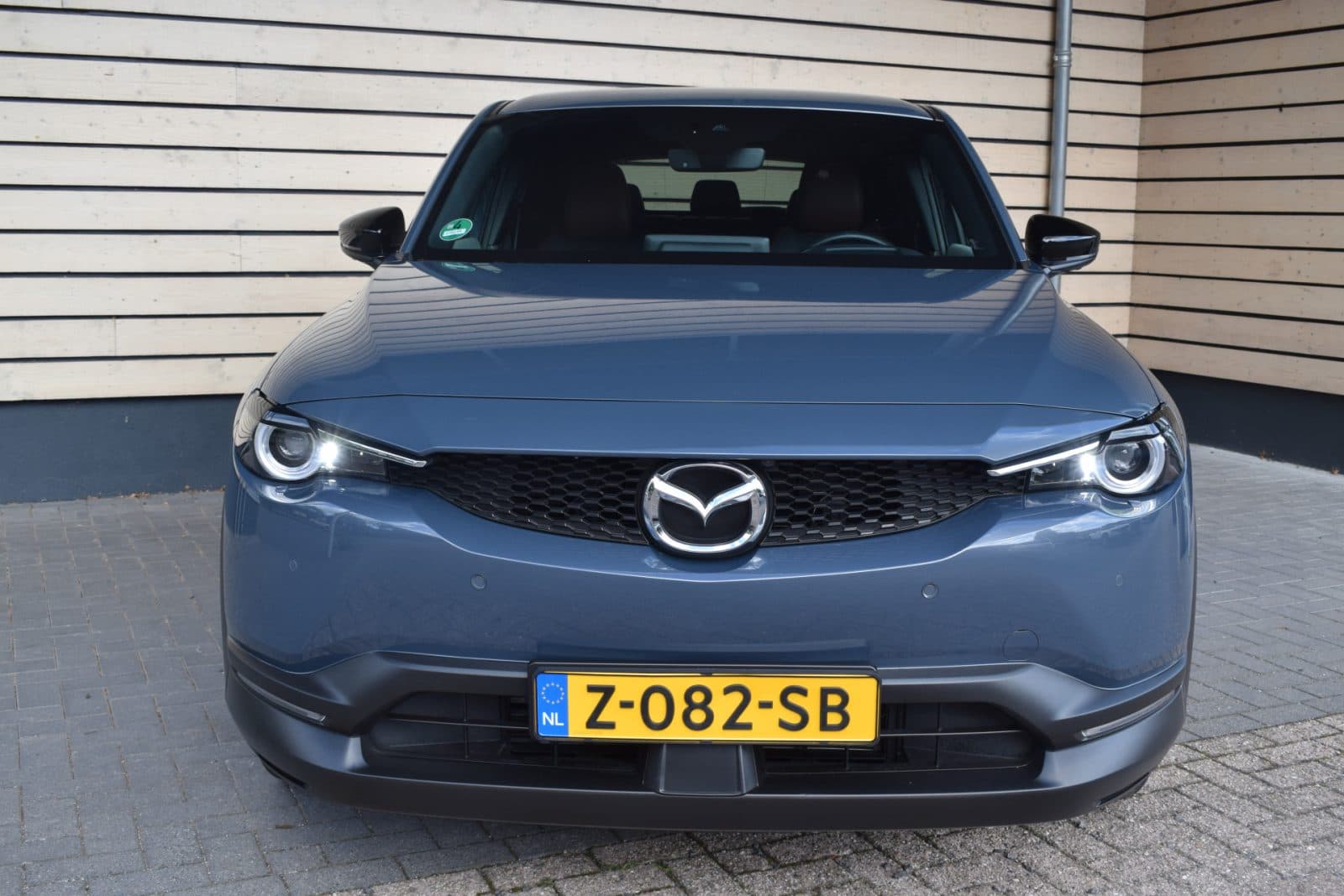 Mazda MX-30 e-SkyActiv EV 145 Makoto 36 kWh – Premium Pack thumbnail 2