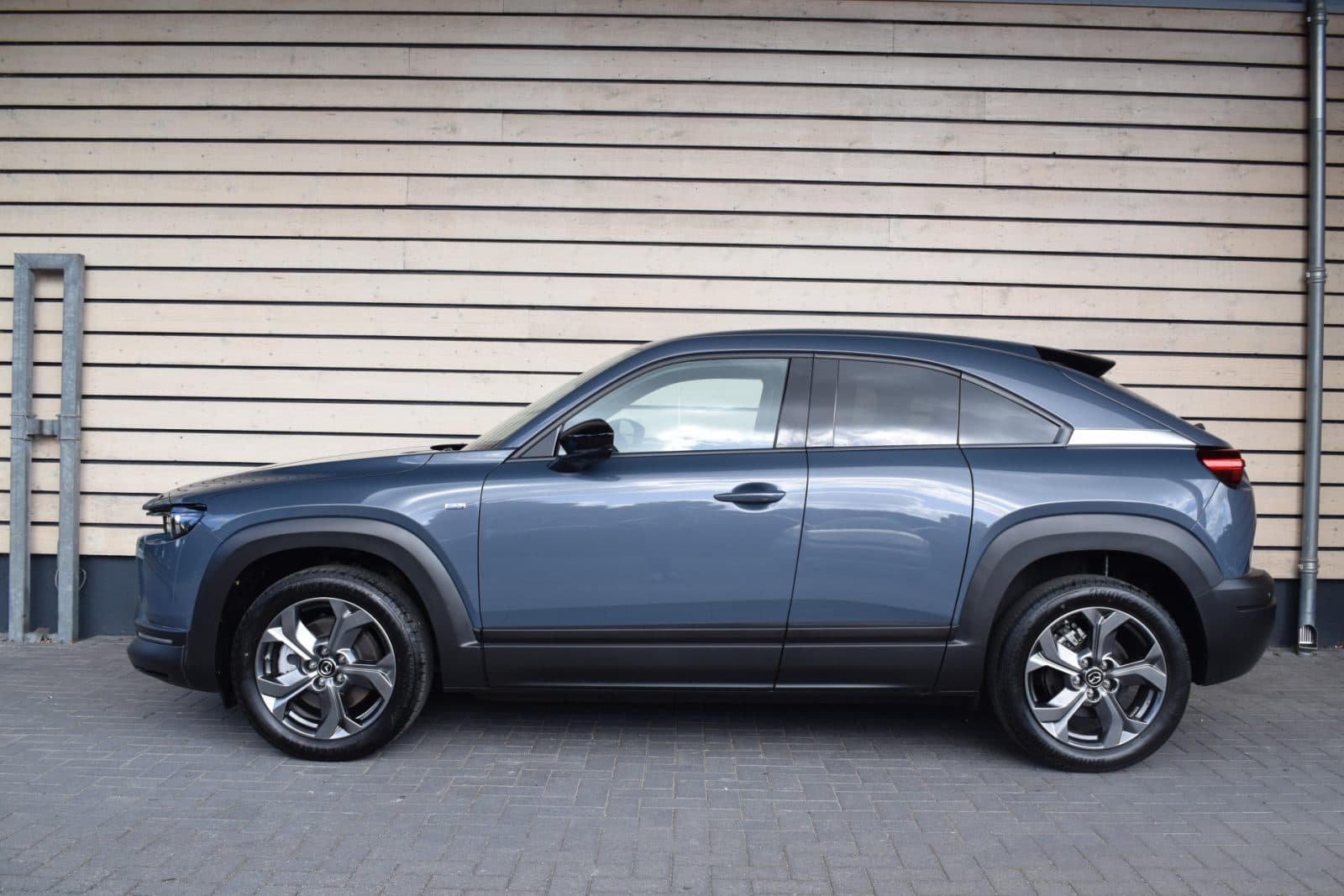 Mazda MX-30 e-SkyActiv EV 145 Makoto 36 kWh – Premium Pack thumbnail 3