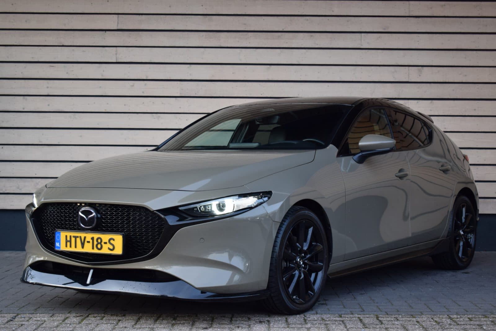 Mazda 3 2.5 e-SkyActiv-G M Hybrid 140 Takumi – Aero Pack – Black Edition thumbnail 2