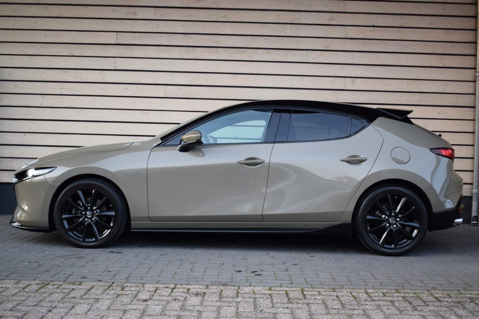 Mazda 3 2.5 e-SkyActiv-G M Hybrid 140 Takumi – Aero Pack – Black Edition thumbnail 4