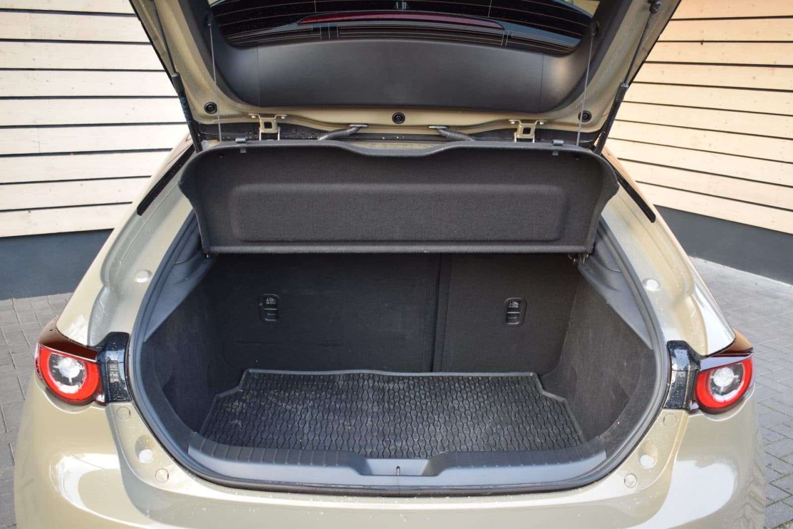 Mazda 3 2.5 e-SkyActiv-G M Hybrid 140 Takumi – Aero Pack – Black Edition thumbnail 7