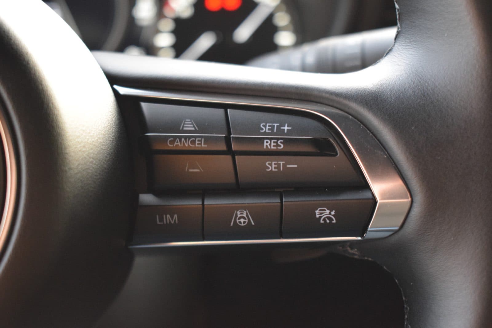 Mazda 3 2.5 e-SkyActiv-G M Hybrid 140 Takumi – Aero Pack – Black Edition thumbnail 17