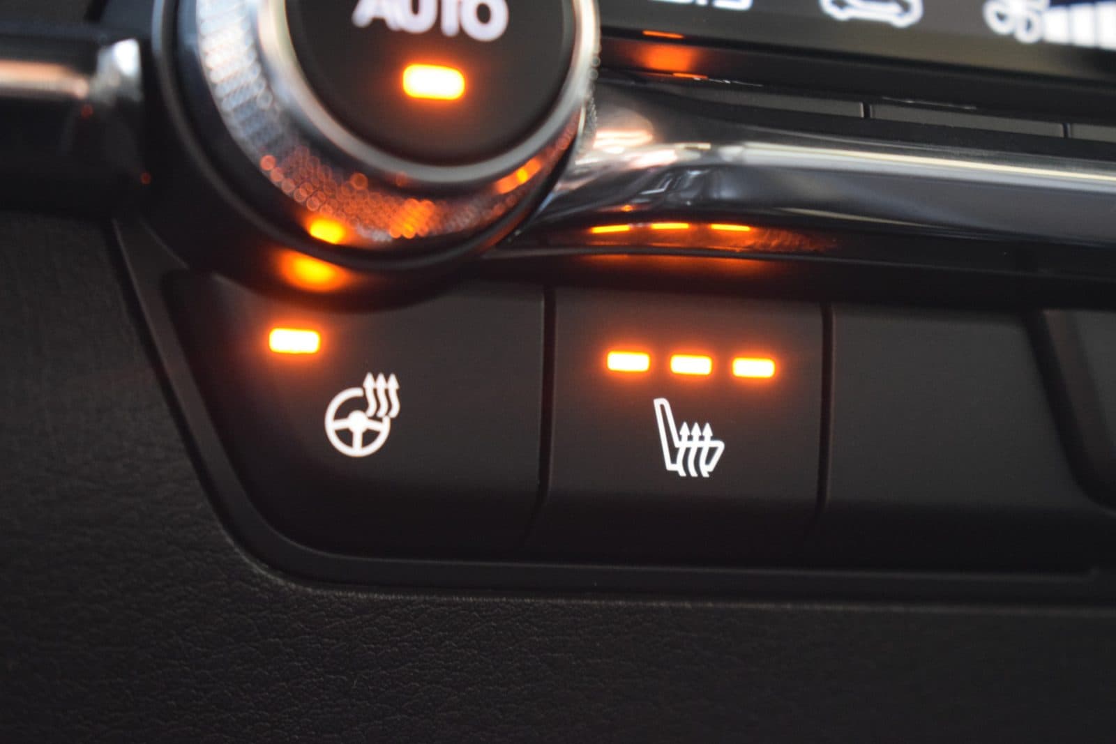 Mazda 3 2.5 e-SkyActiv-G M Hybrid 140 Takumi – Aero Pack – Black Edition thumbnail 22