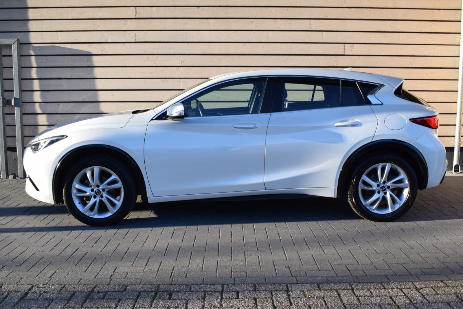 Infiniti Q30 1.6t Premium – Afneembare trekhaak – Rijklaarprijs thumbnail 4