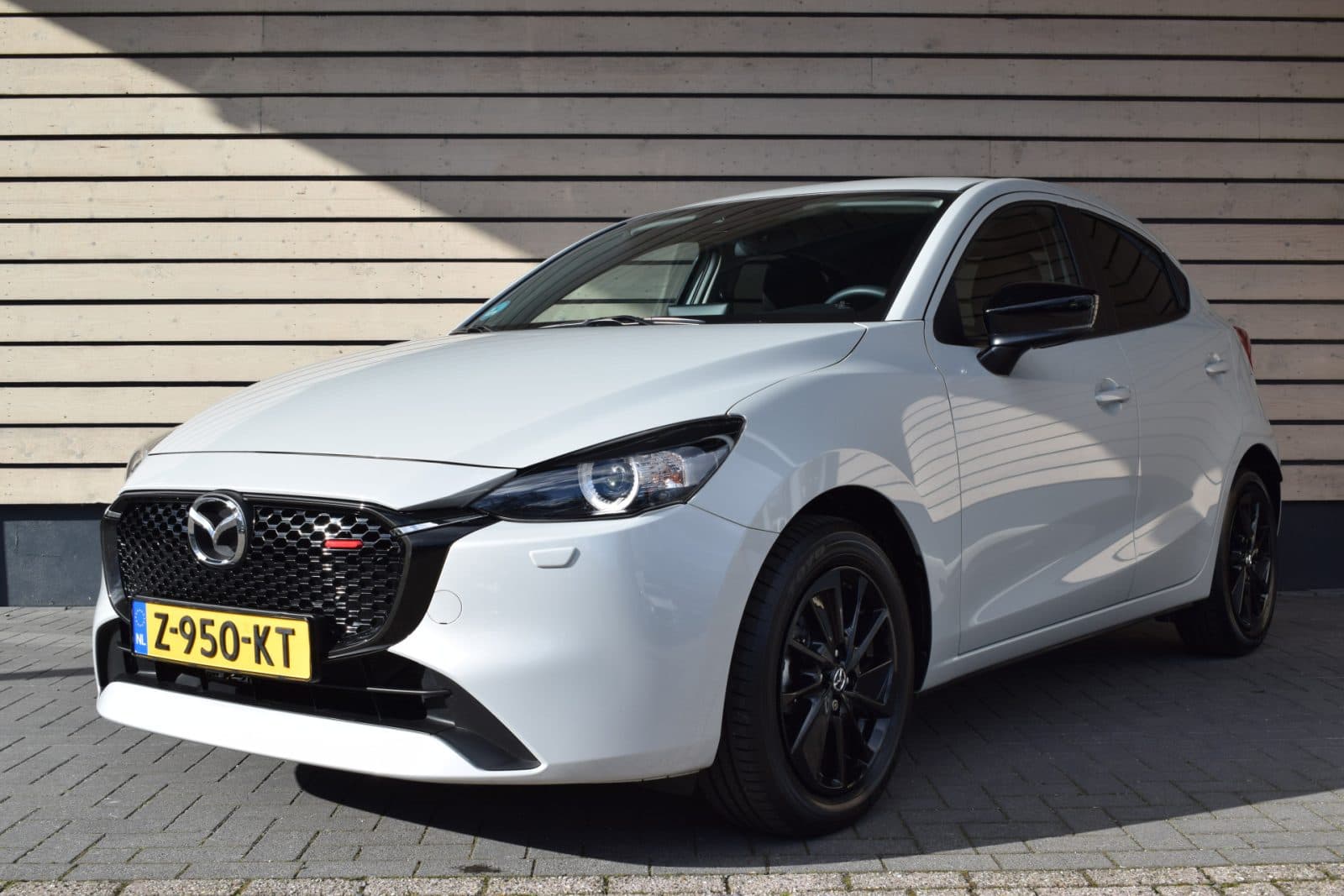 Mazda 2 1.5 e-SkyActiv-G 90 Homura – Dealer onderhouden thumbnail 2