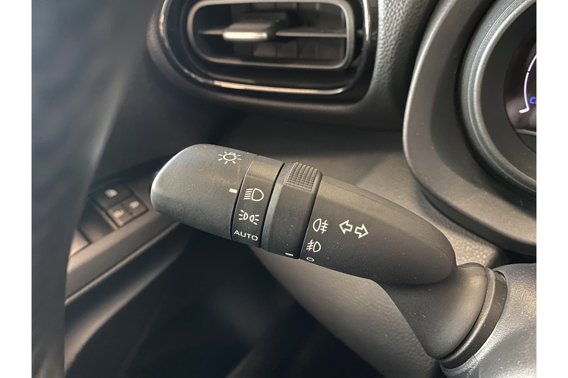 Toyota Yaris 1.5 Hybrid Dynamic thumbnail 20