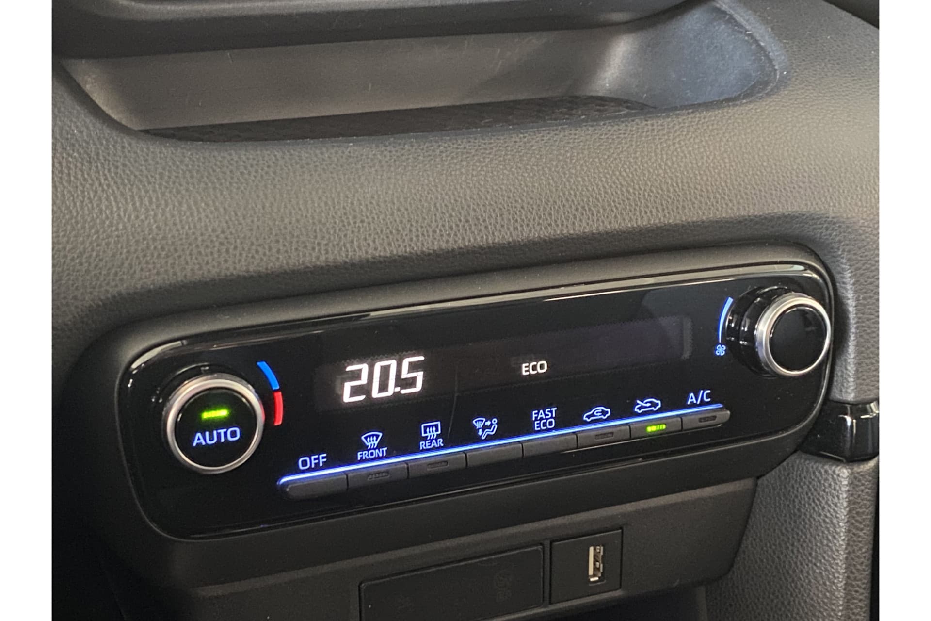 Toyota Yaris 1.5 Hybrid Dynamic thumbnail 31