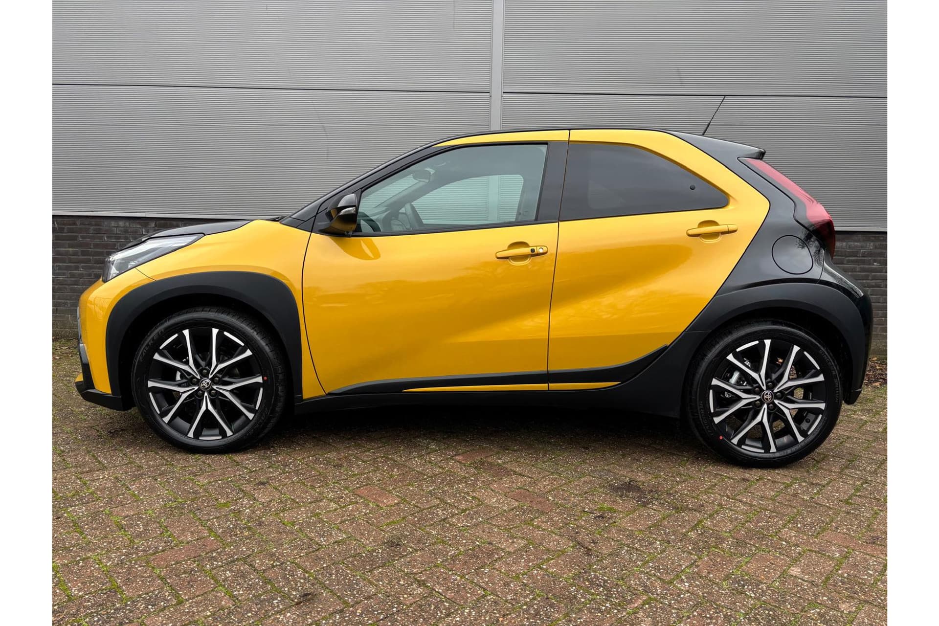 Toyota Aygo X Hybrid 115 Gr Sport thumbnail 2