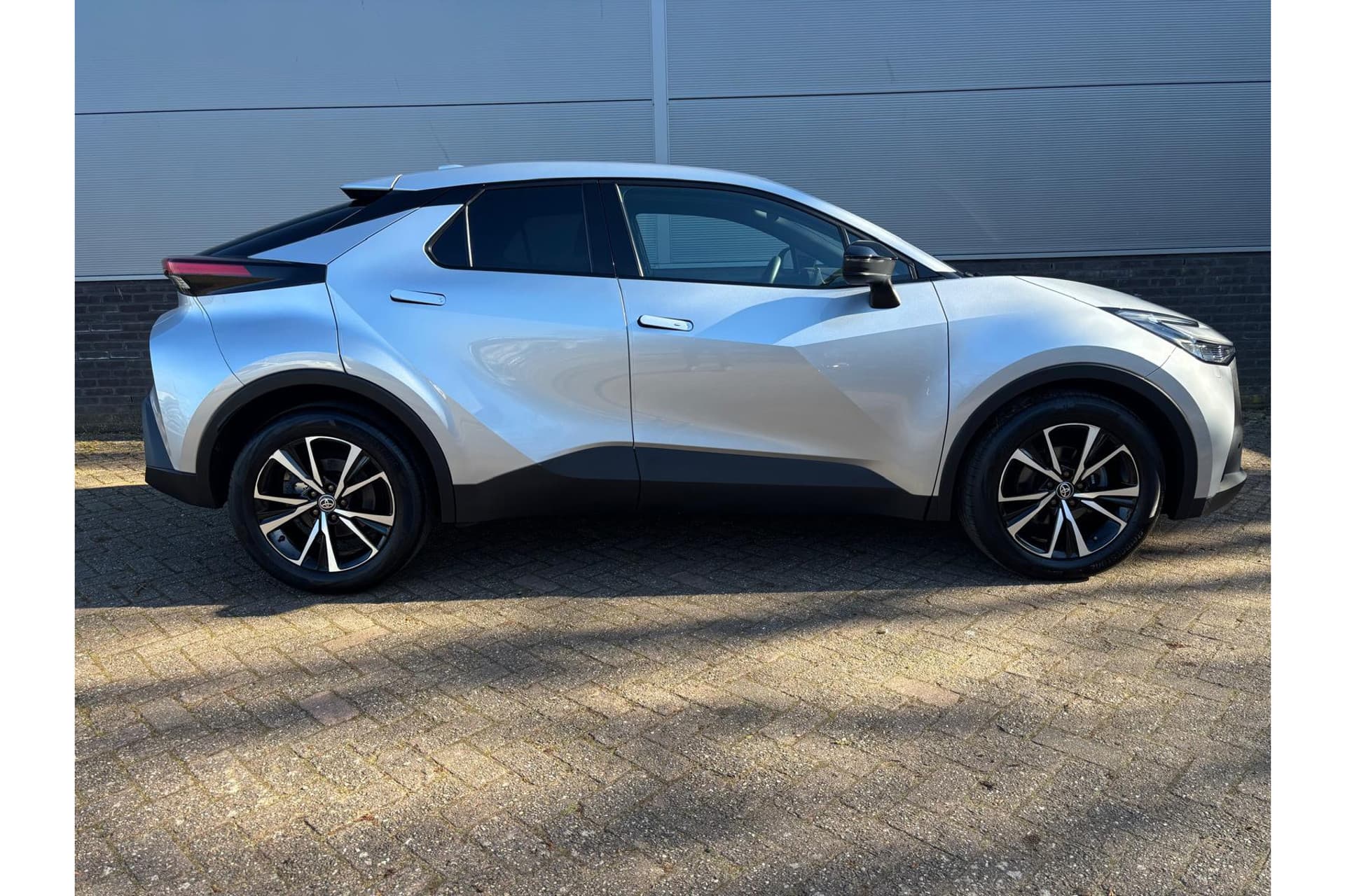 Toyota C-HR 1.8 Hybrid 140 First Edition Limited thumbnail 18