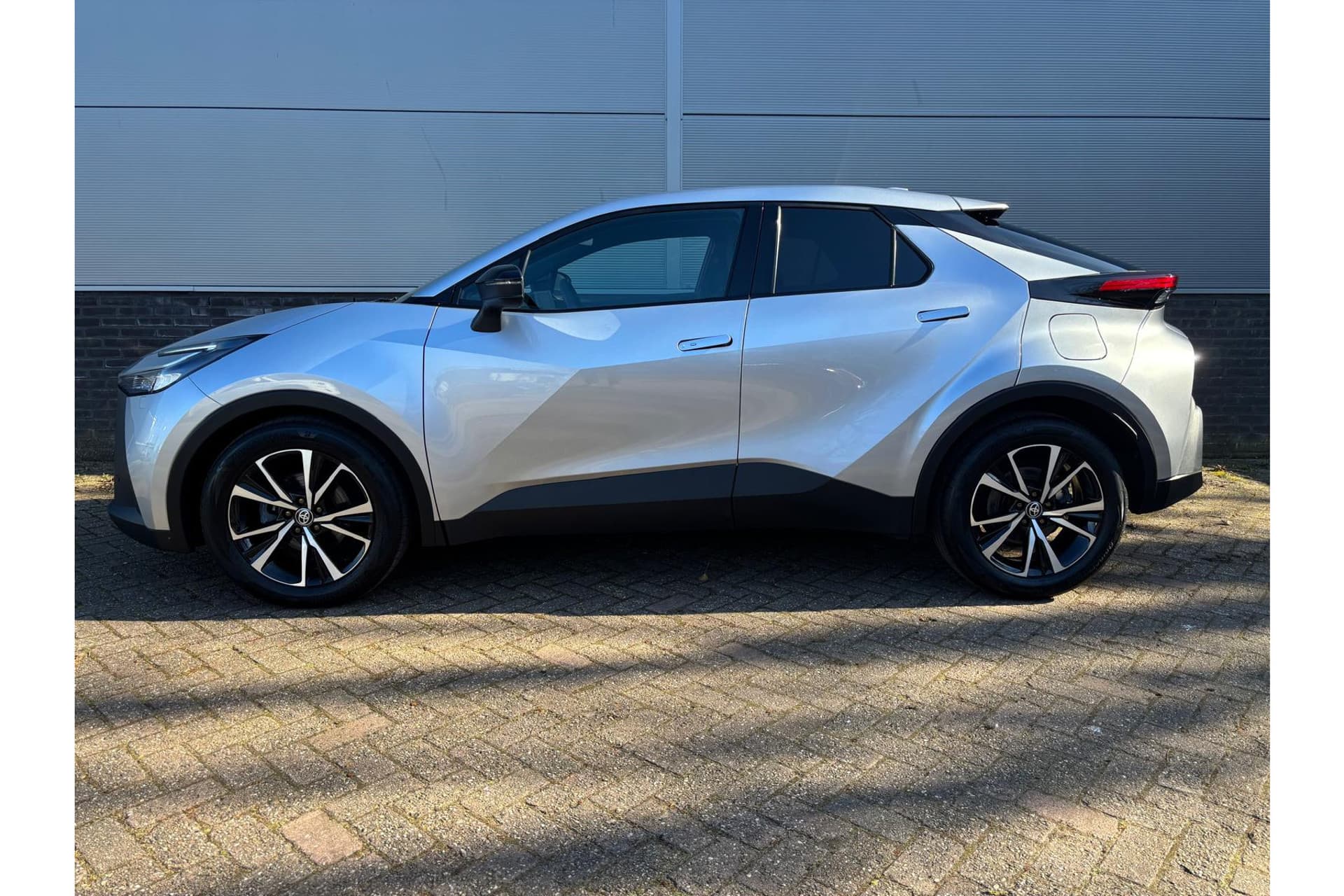 Toyota C-HR 1.8 Hybrid 140 First Edition Limited thumbnail 2