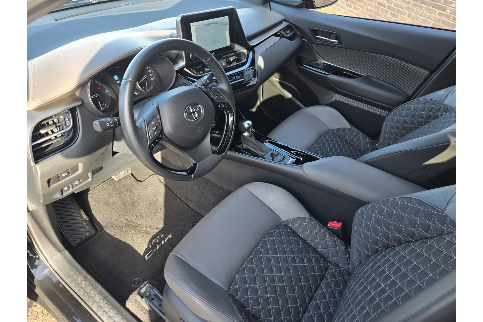Toyota C-HR 1.8 Hybrid Executive thumbnail 3