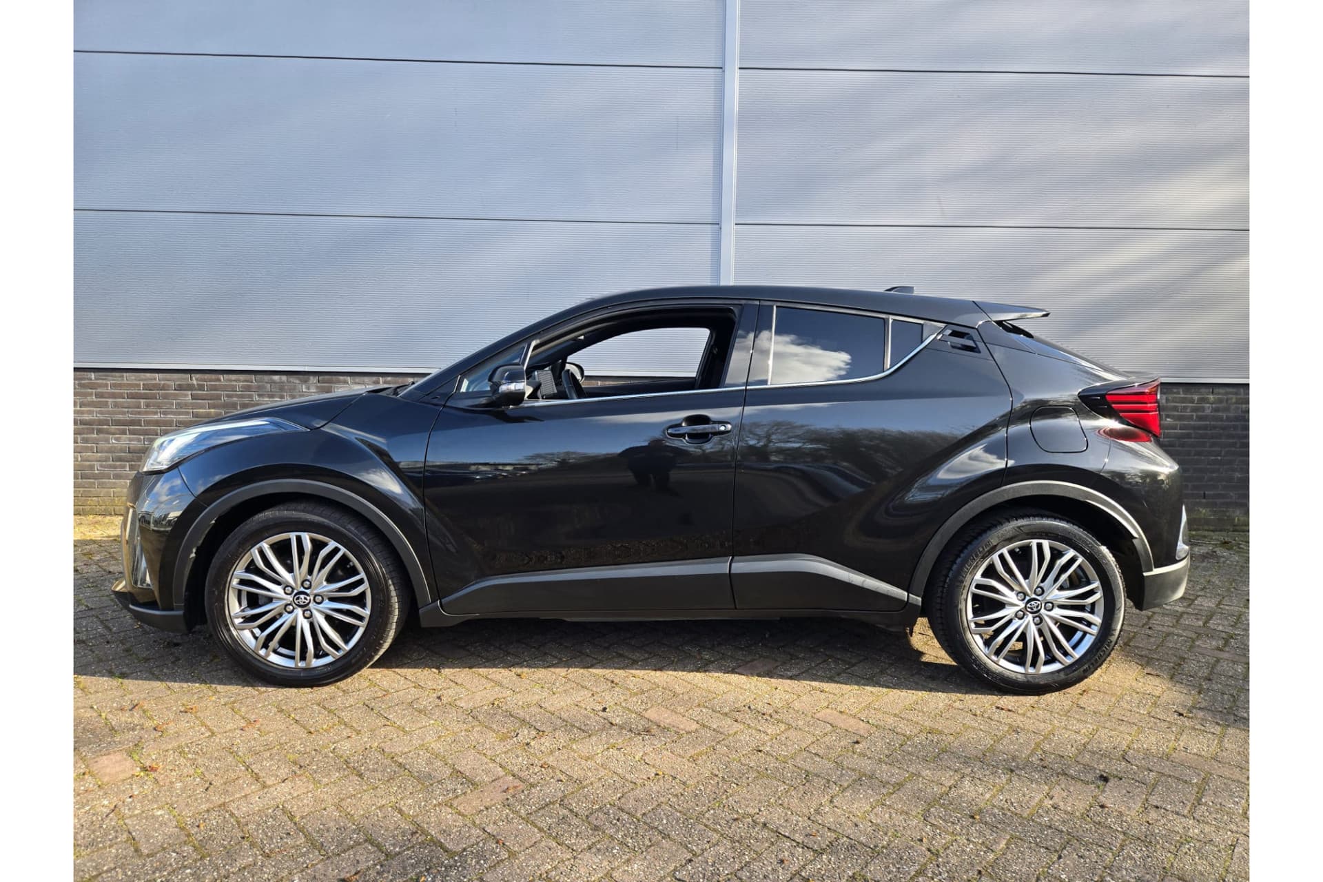 Toyota C-HR 1.8 Hybrid Executive thumbnail 5