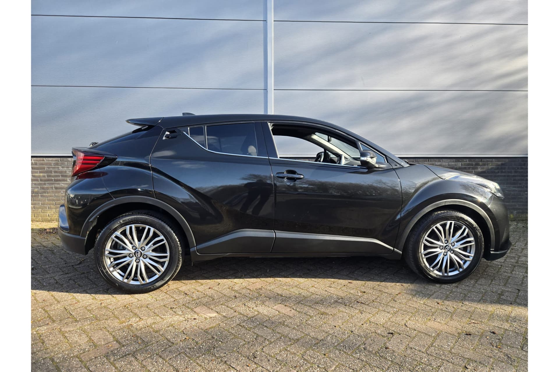 Toyota C-HR 1.8 Hybrid Executive thumbnail 6
