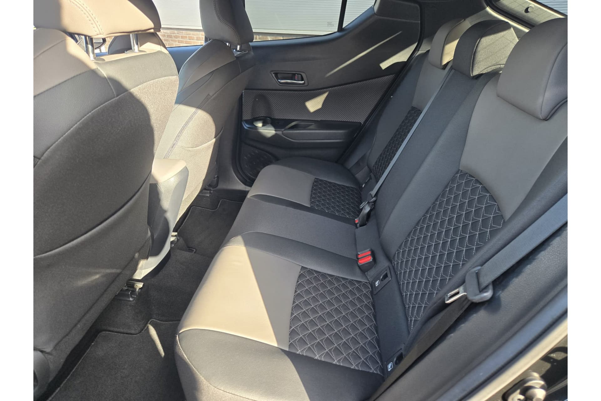 Toyota C-HR 1.8 Hybrid Executive thumbnail 8