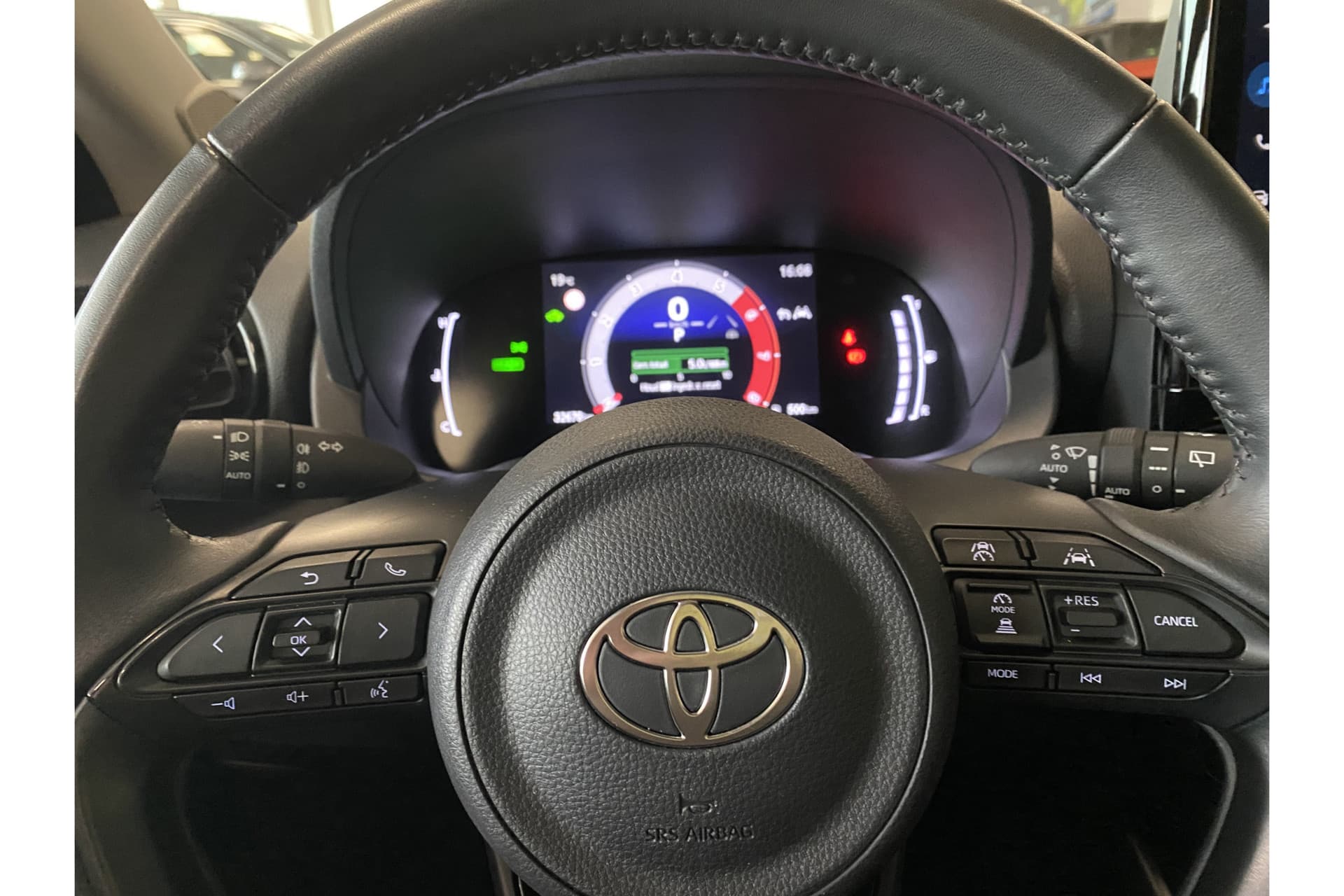 Toyota Yaris 1.5 Hybrid 115 First Edition thumbnail 24