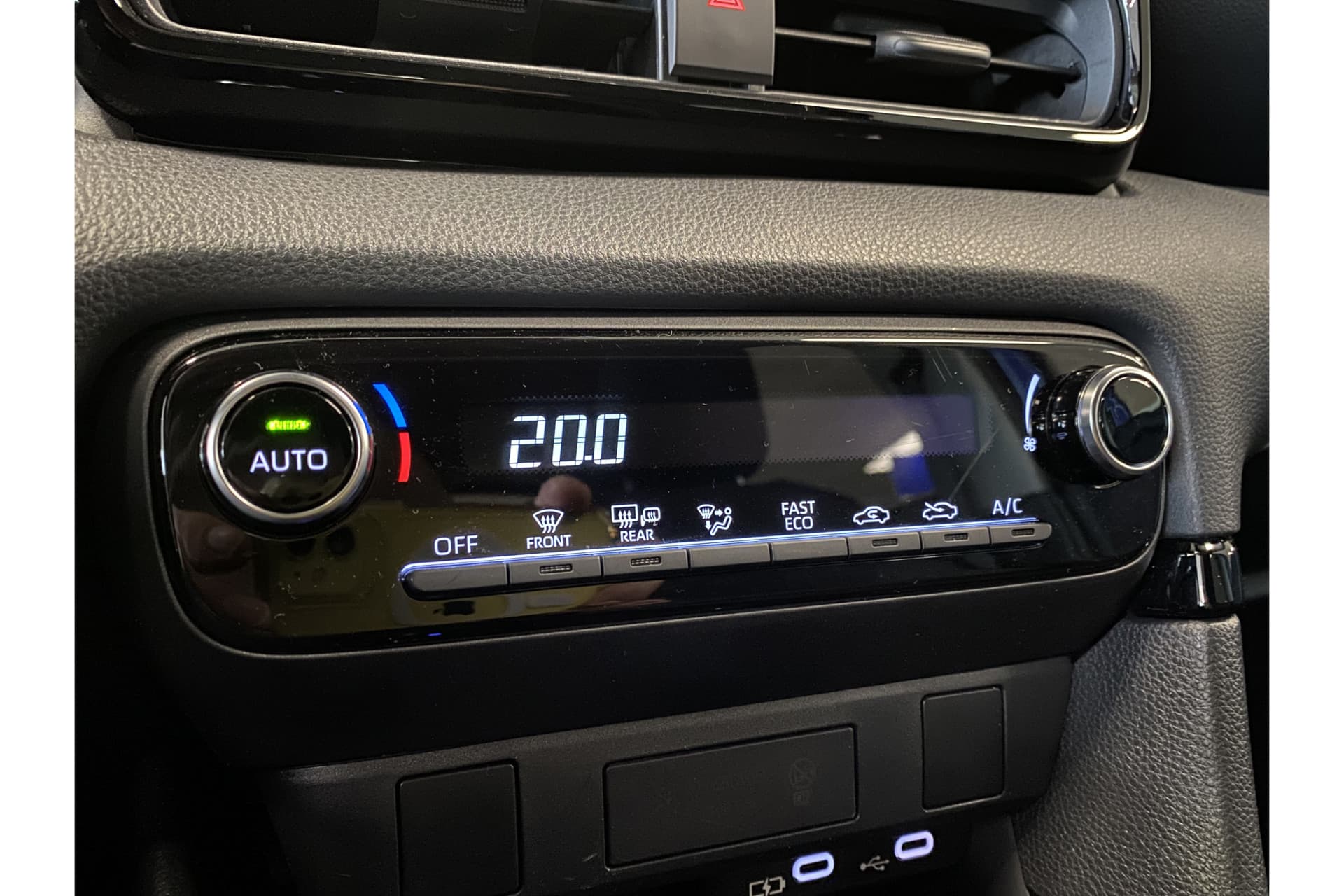 Toyota Yaris 1.5 Hybrid 115 First Edition thumbnail 31