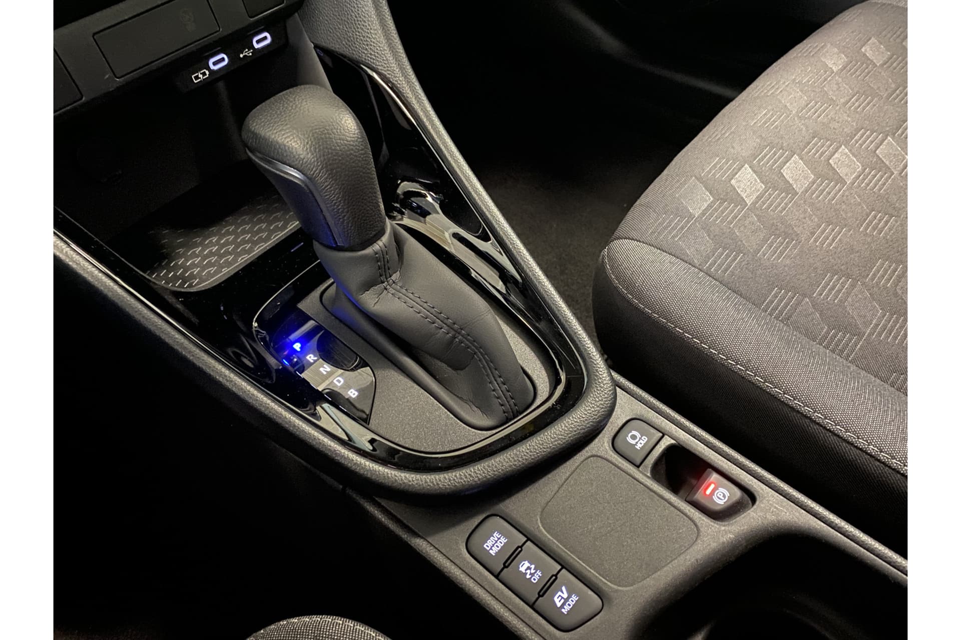 Toyota Yaris 1.5 Hybrid 115 First Edition thumbnail 35