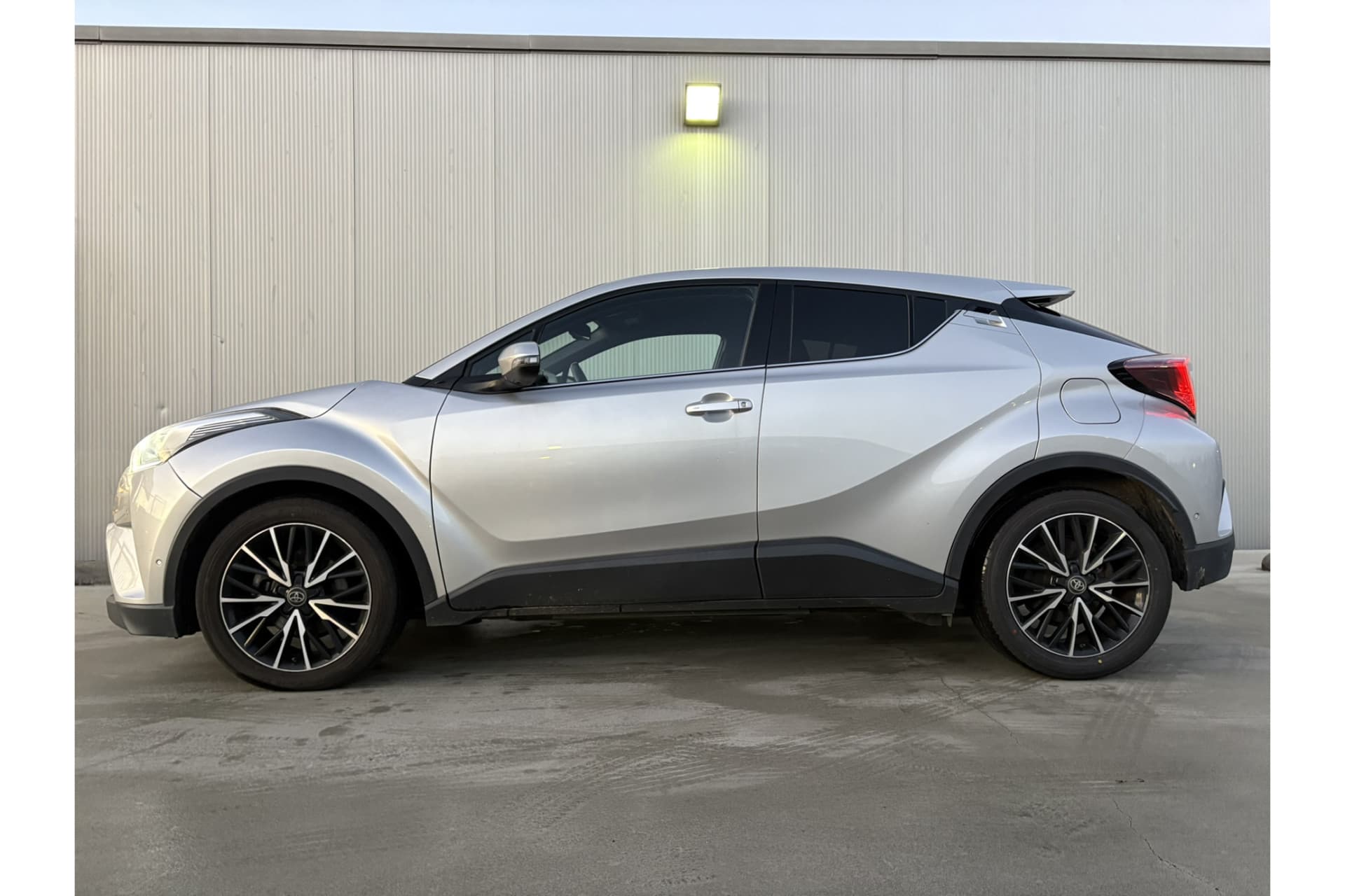 Toyota C-HR 1.8 Hybrid Executive thumbnail 3