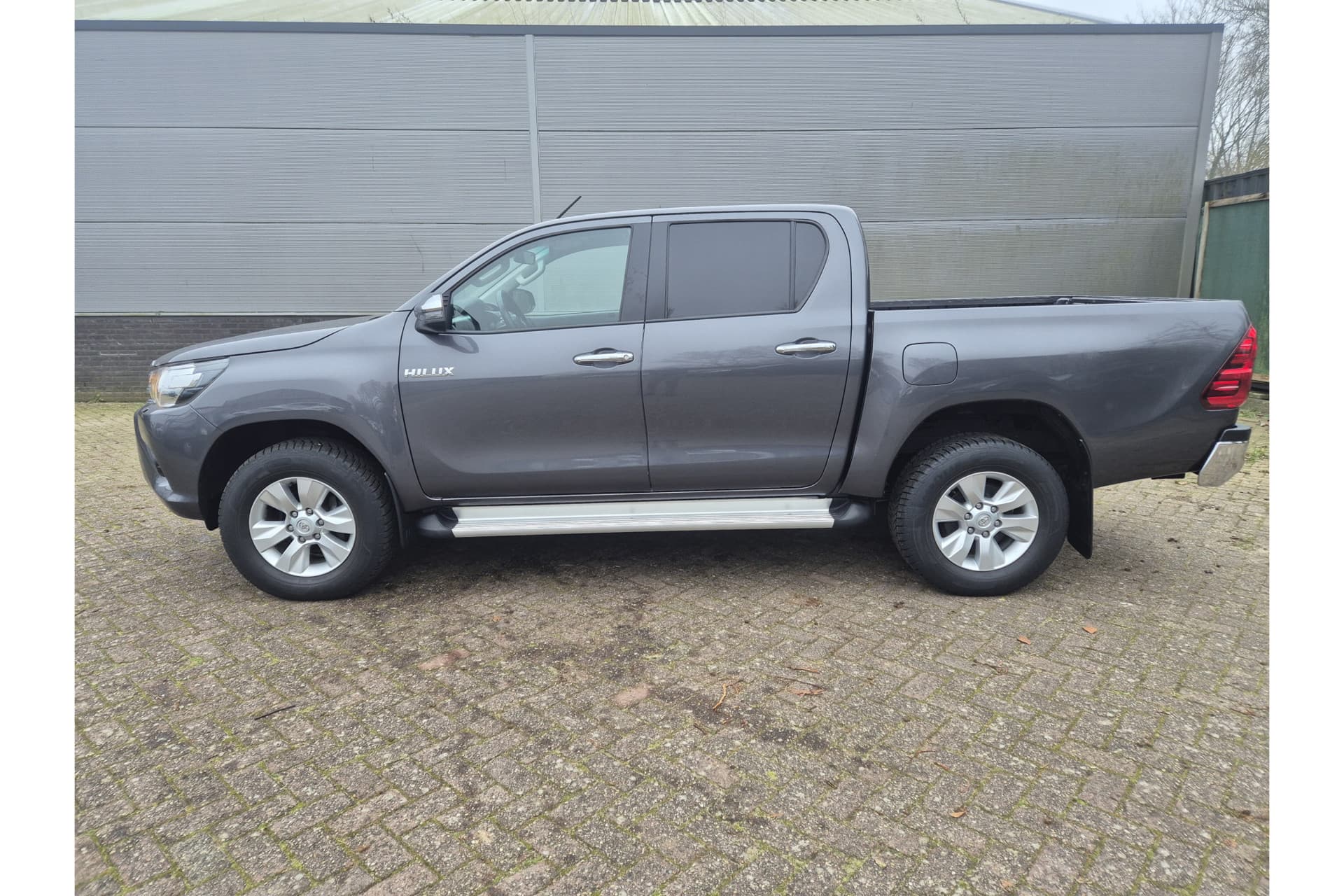 Toyota Hilux 2.4 D-4D Double Cab Professional thumbnail 2