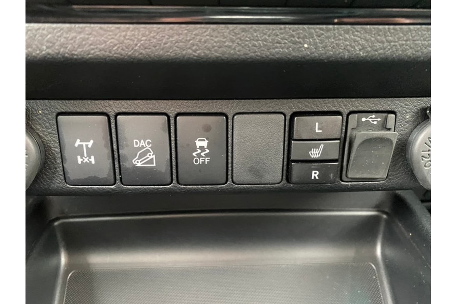 Toyota Hilux 2.4 D-4D Double Cab Professional thumbnail 25