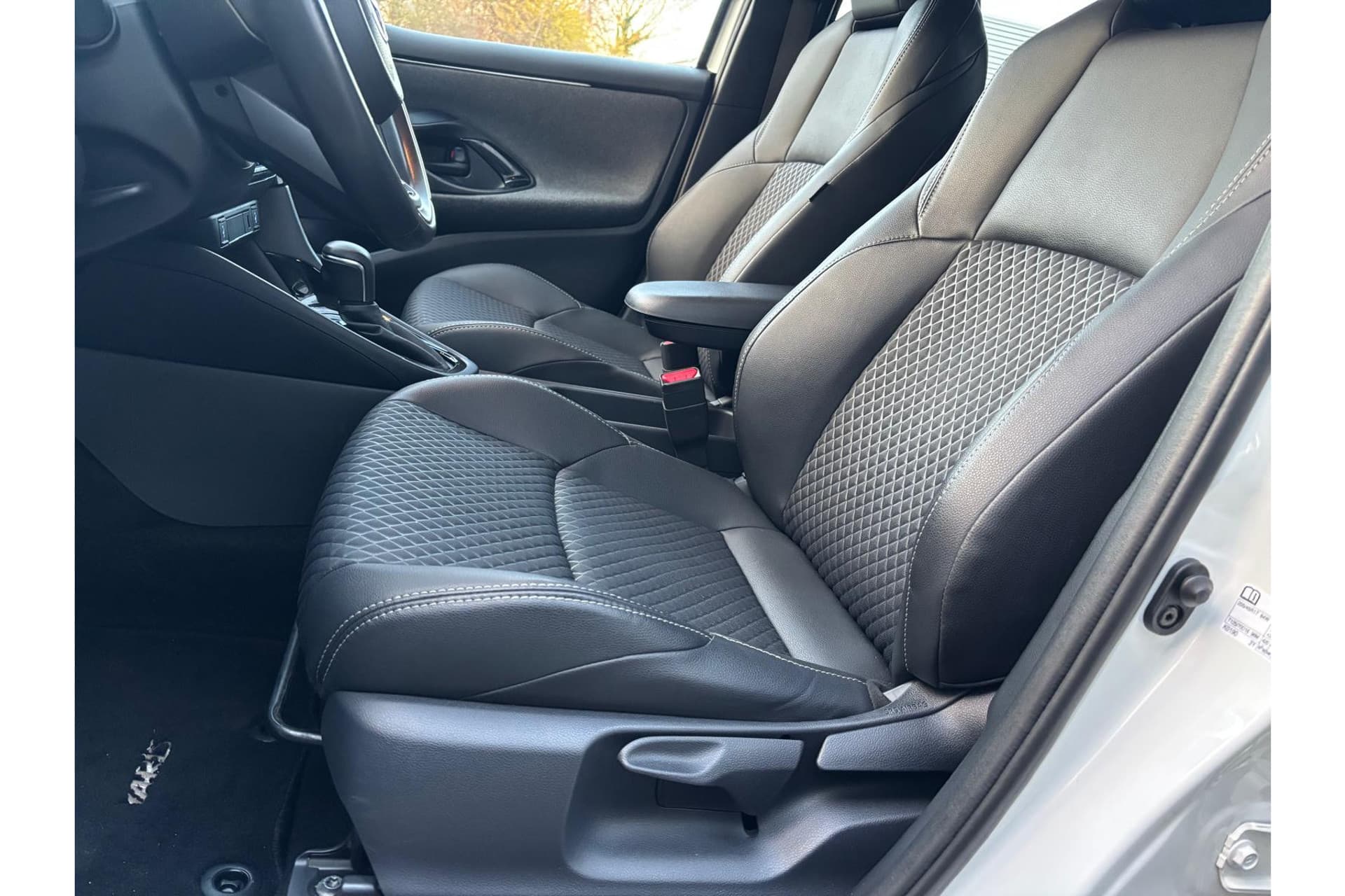 Toyota Yaris 1.5 Hybrid Executive Limited thumbnail 10