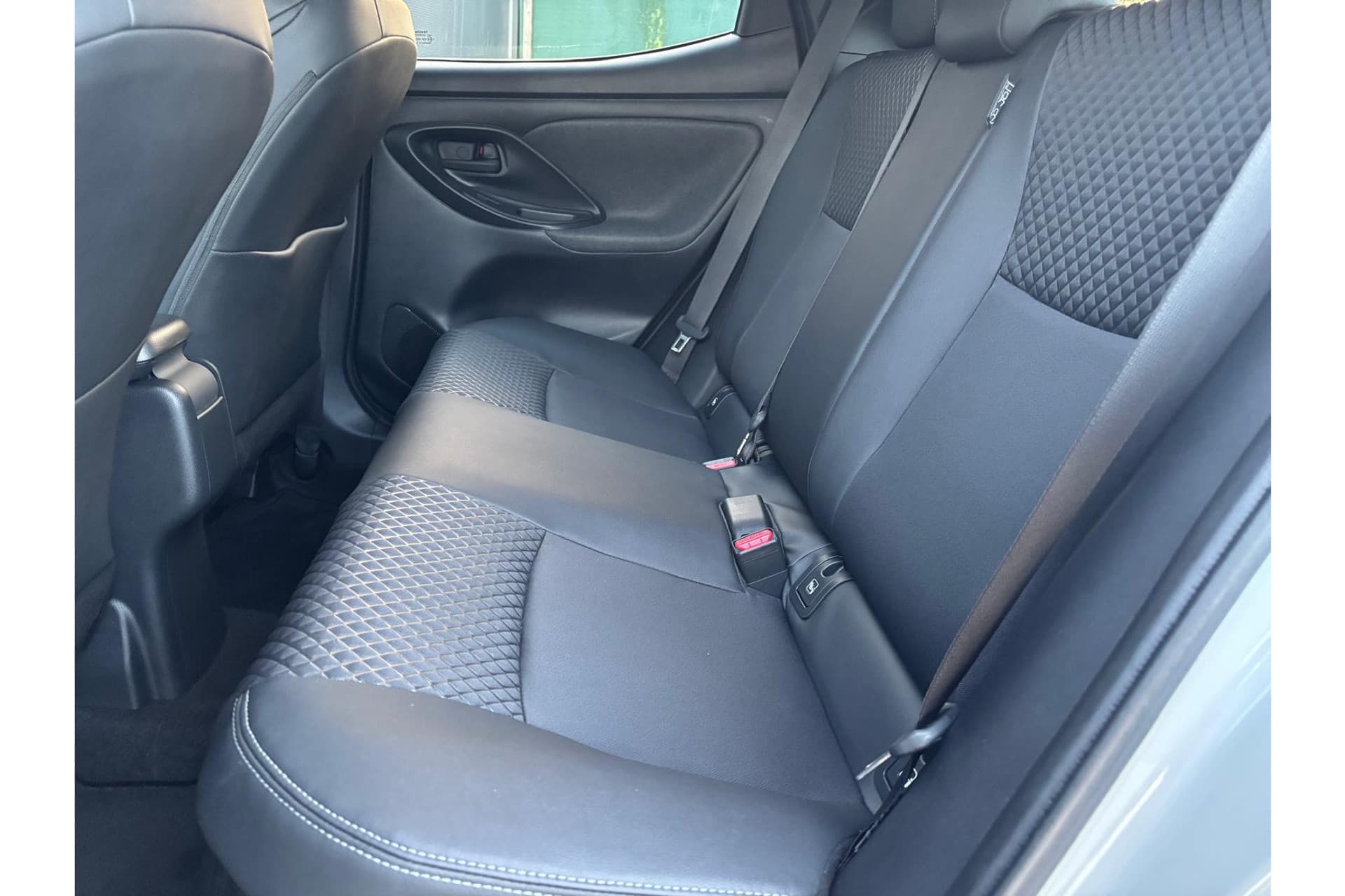 Toyota Yaris 1.5 Hybrid Executive Limited thumbnail 11