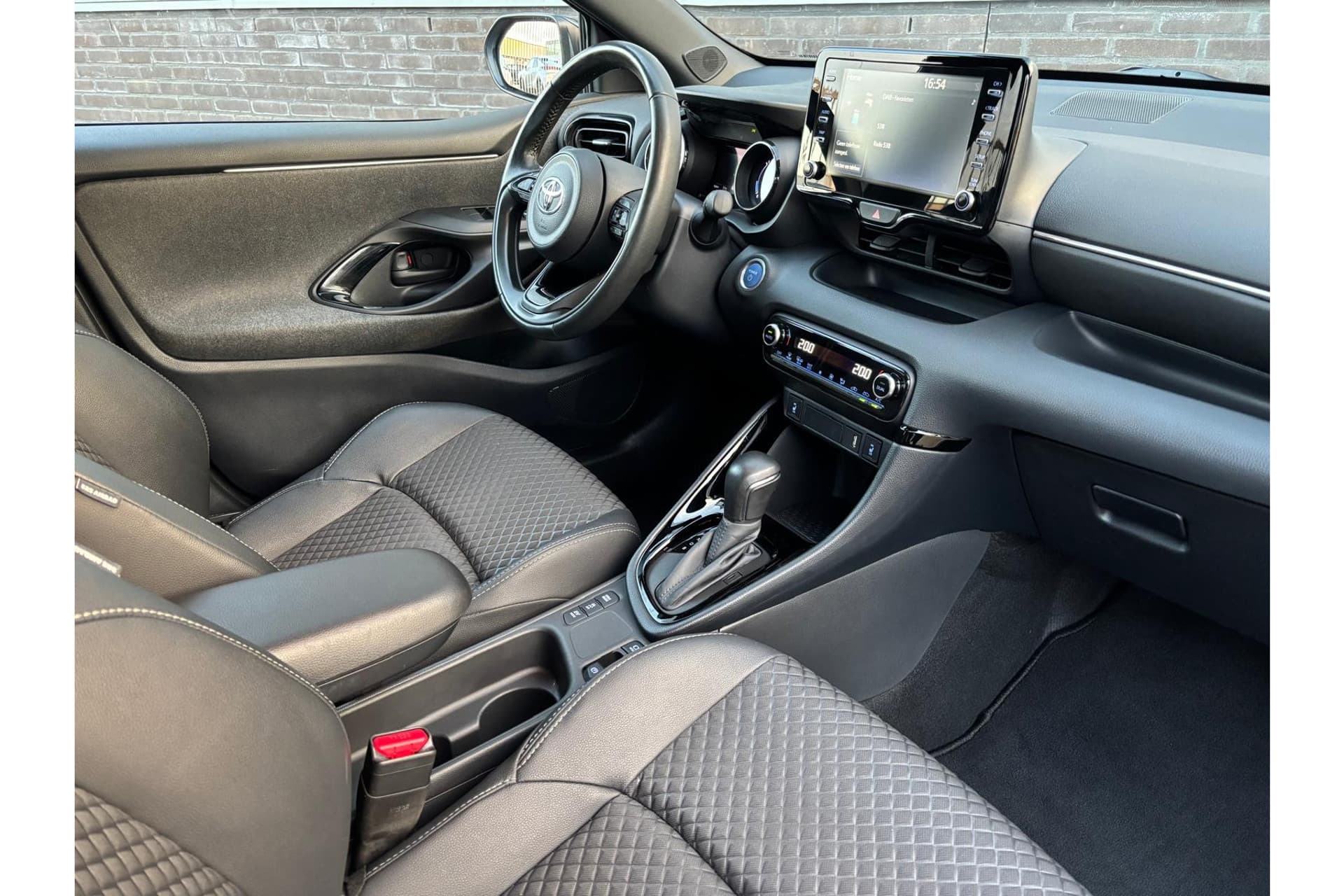 Toyota Yaris 1.5 Hybrid Executive Limited thumbnail 13