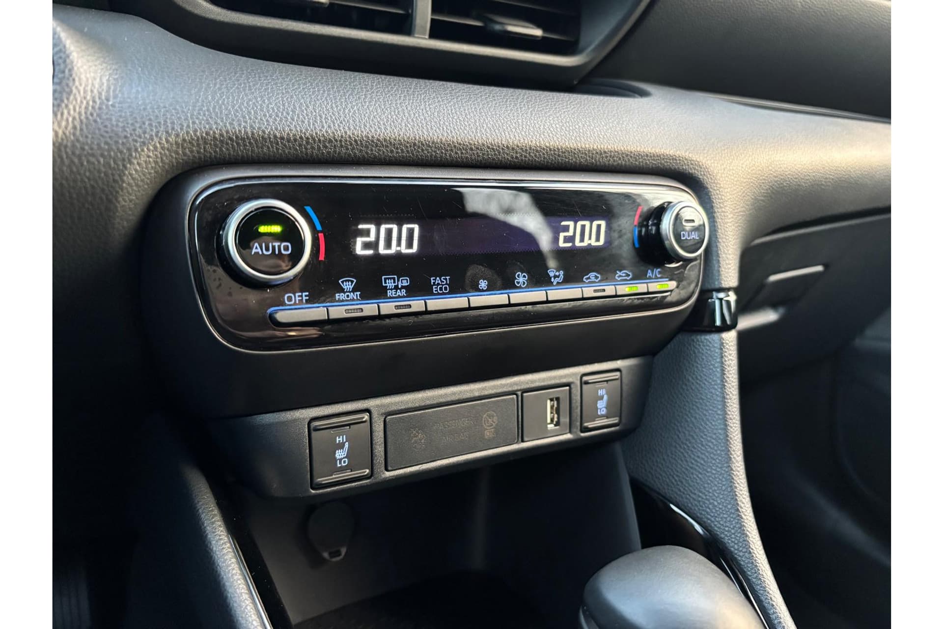 Toyota Yaris 1.5 Hybrid Executive Limited thumbnail 14