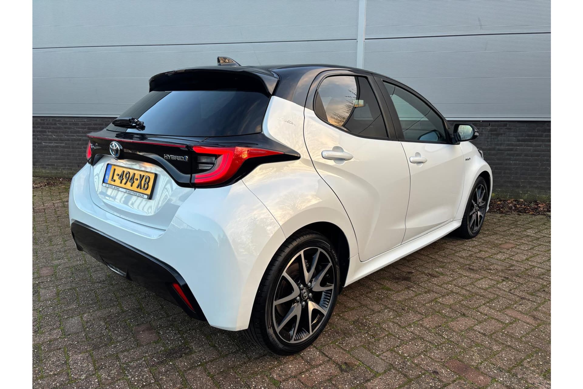 Toyota Yaris 1.5 Hybrid Executive Limited thumbnail 2