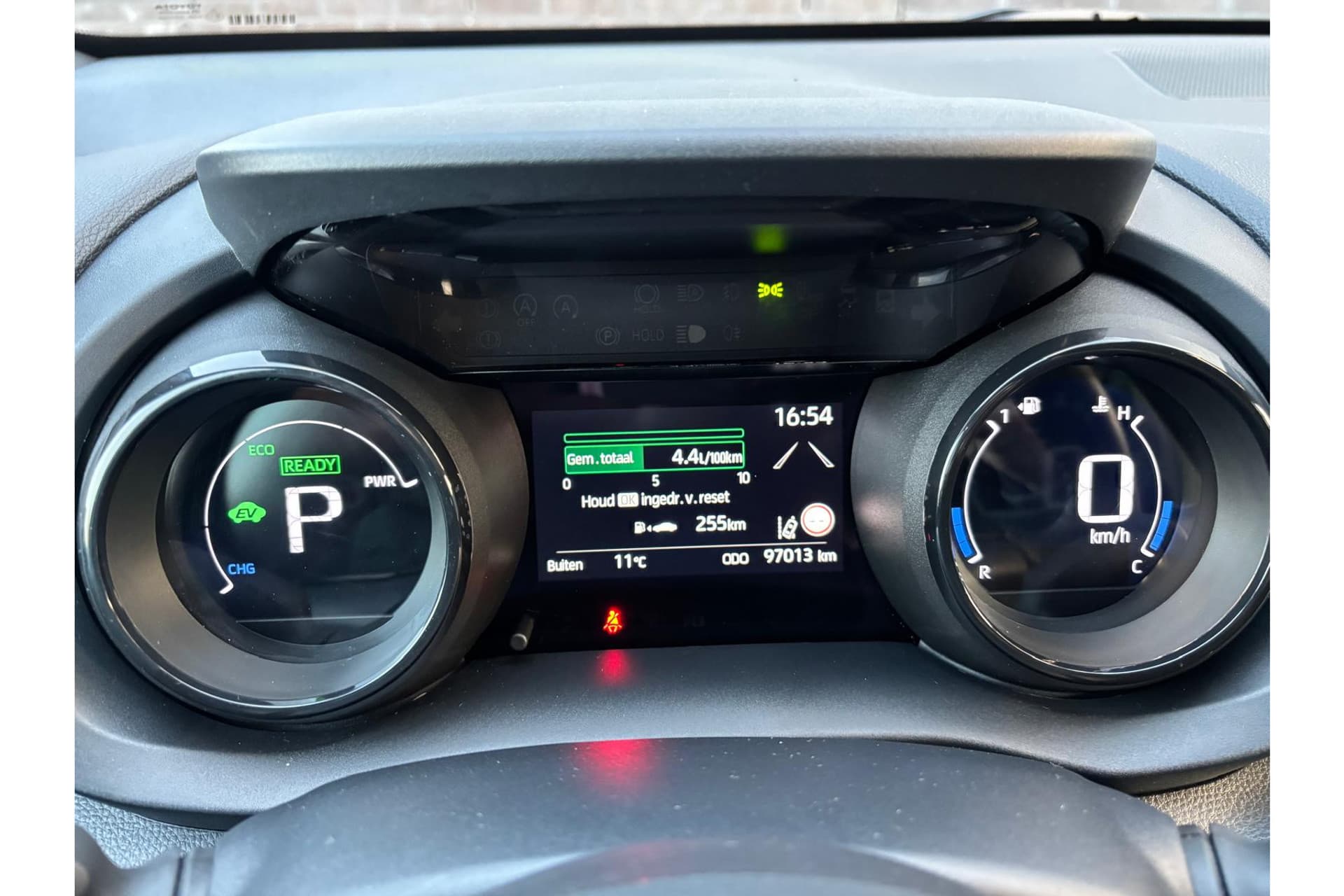 Toyota Yaris 1.5 Hybrid Executive Limited thumbnail 3