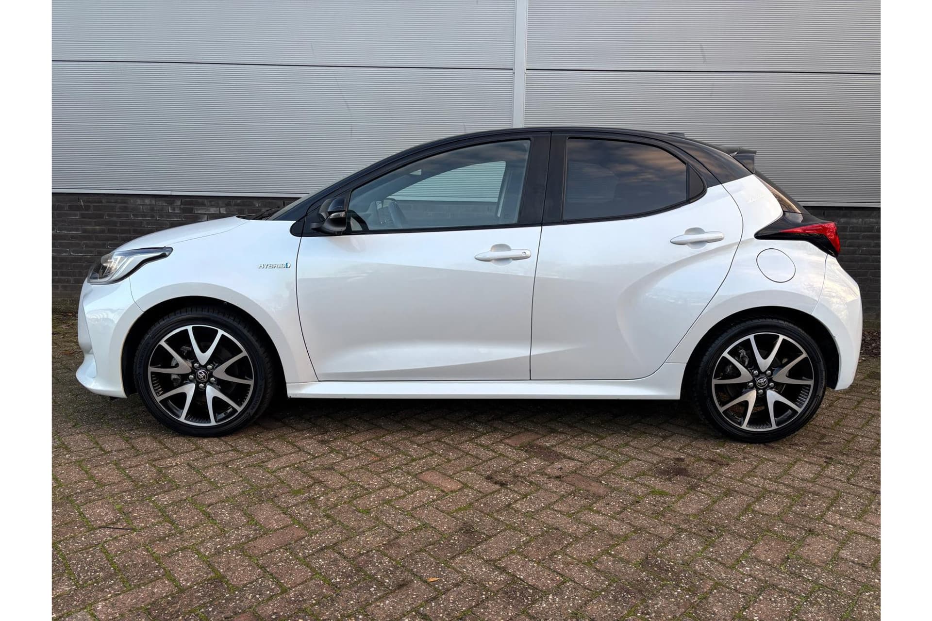 Toyota Yaris 1.5 Hybrid Executive Limited thumbnail 4