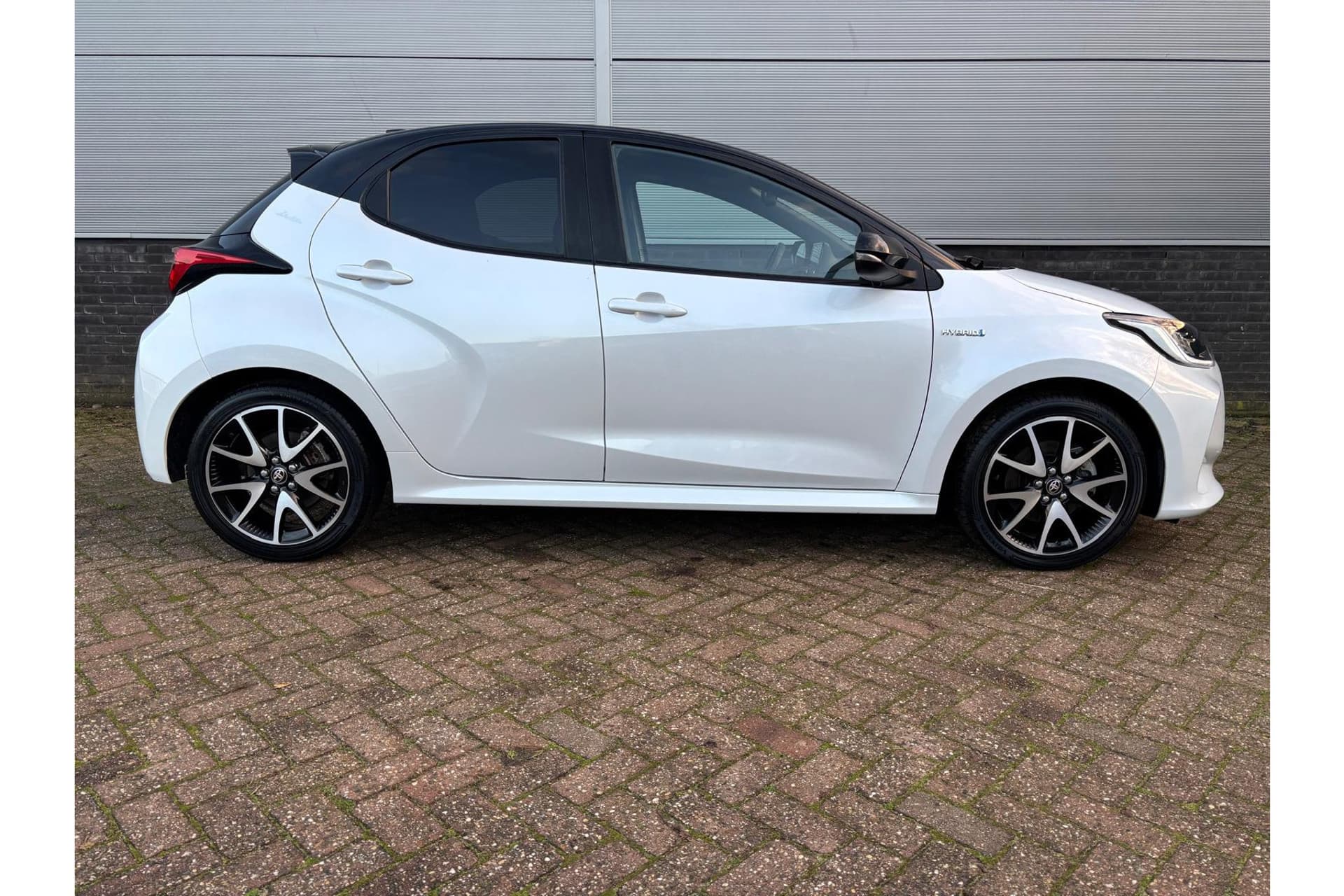 Toyota Yaris 1.5 Hybrid Executive Limited thumbnail 5