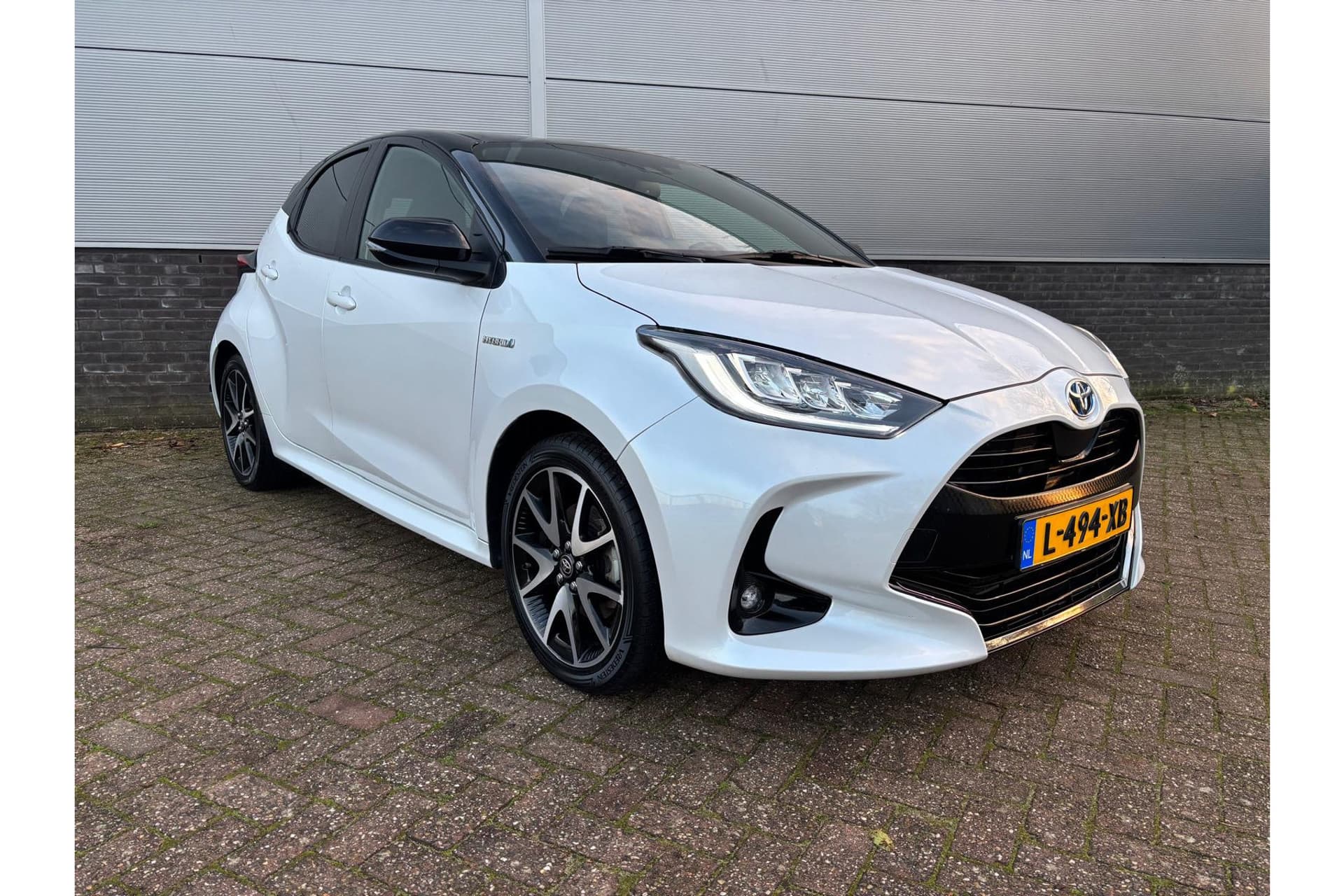 Toyota Yaris 1.5 Hybrid Executive Limited thumbnail 9