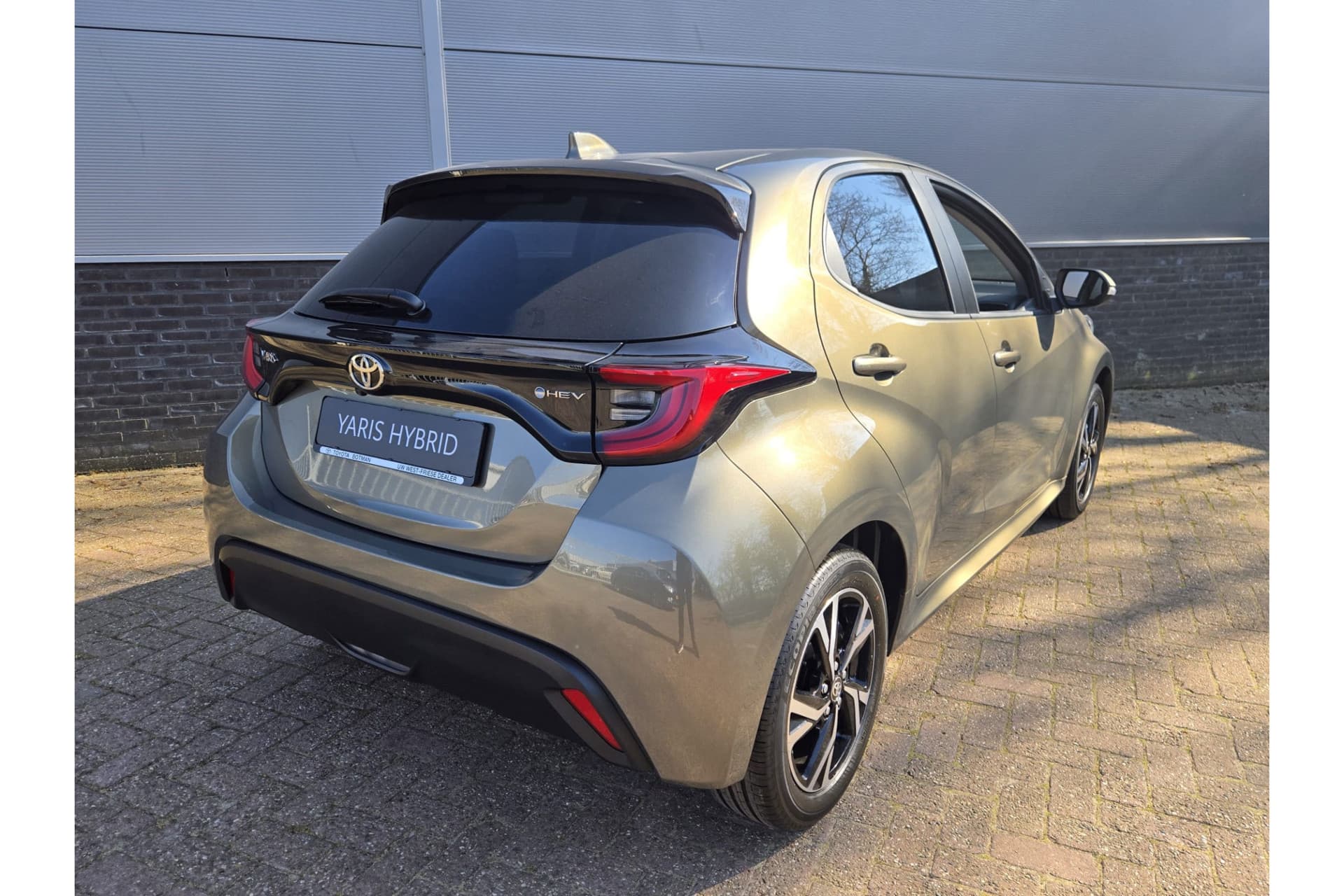 Toyota Yaris 1.5 Hybrid 115 First Edition Demonstratie Auto ! thumbnail 2