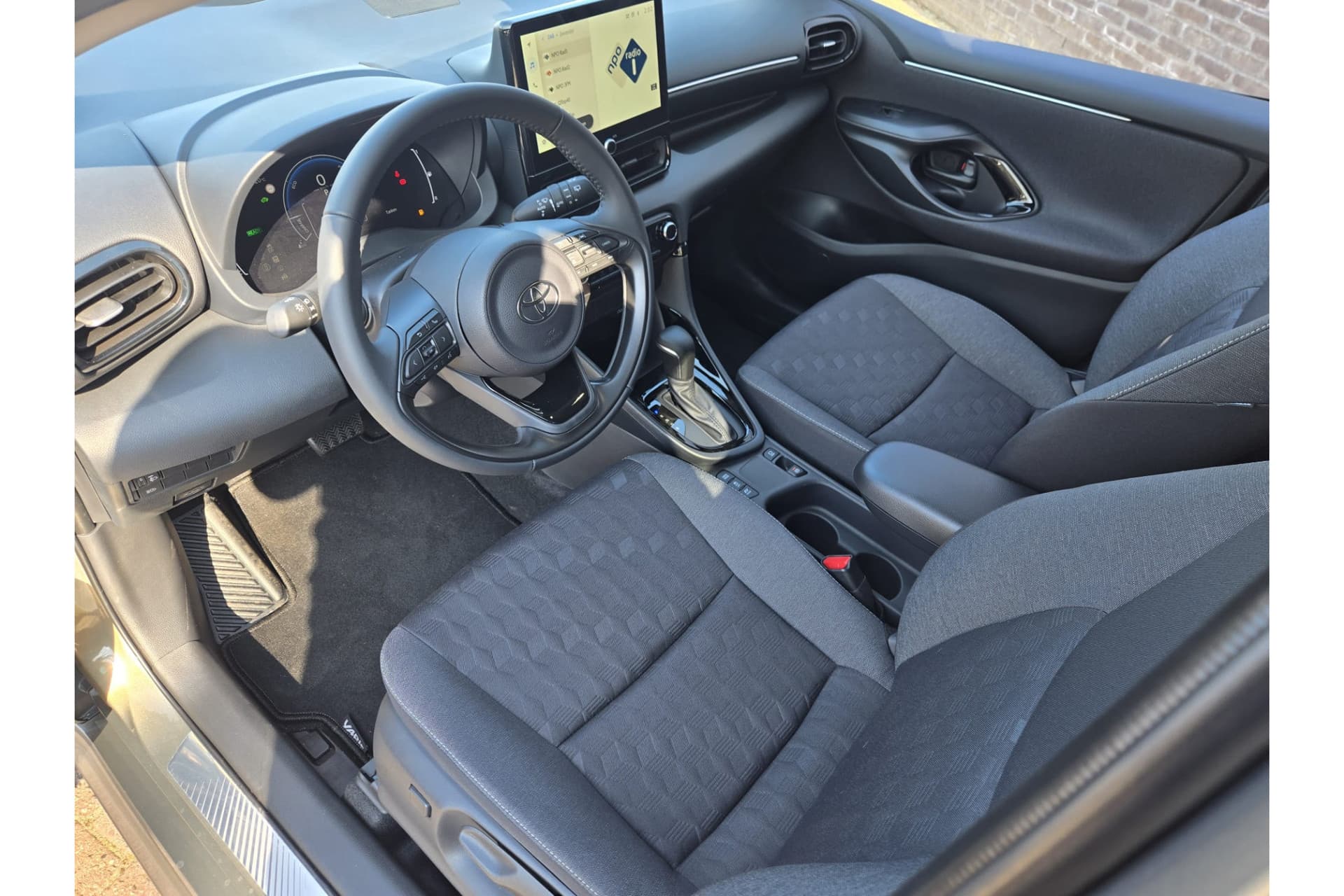 Toyota Yaris 1.5 Hybrid 115 First Edition Demonstratie Auto ! thumbnail 4