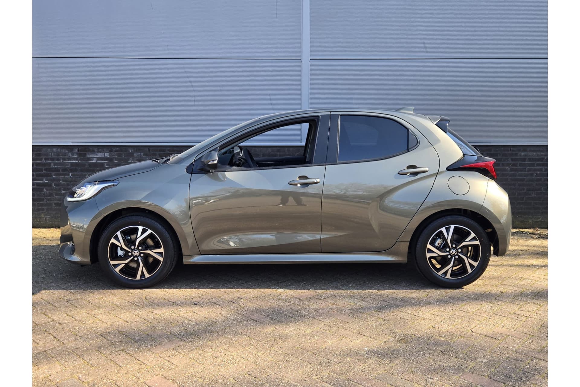 Toyota Yaris 1.5 Hybrid 115 First Edition Demonstratie Auto ! thumbnail 5