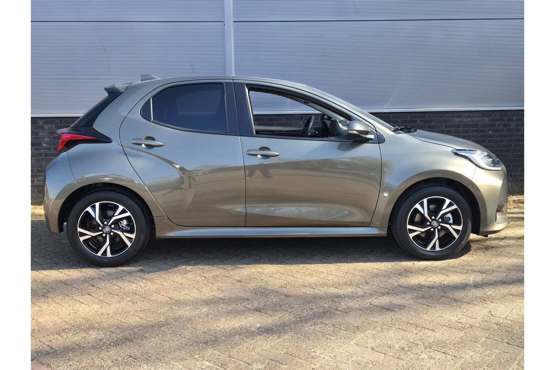 Toyota Yaris 1.5 Hybrid 115 First Edition Demonstratie Auto ! thumbnail 6