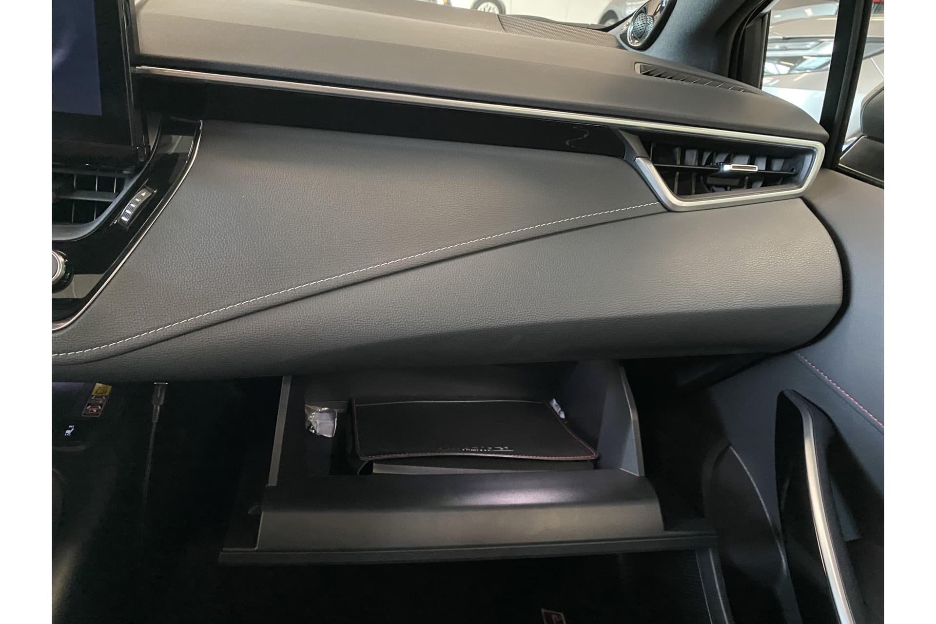 Toyota Corolla Touring Sports Hybrid 180 Gr Sport thumbnail 41