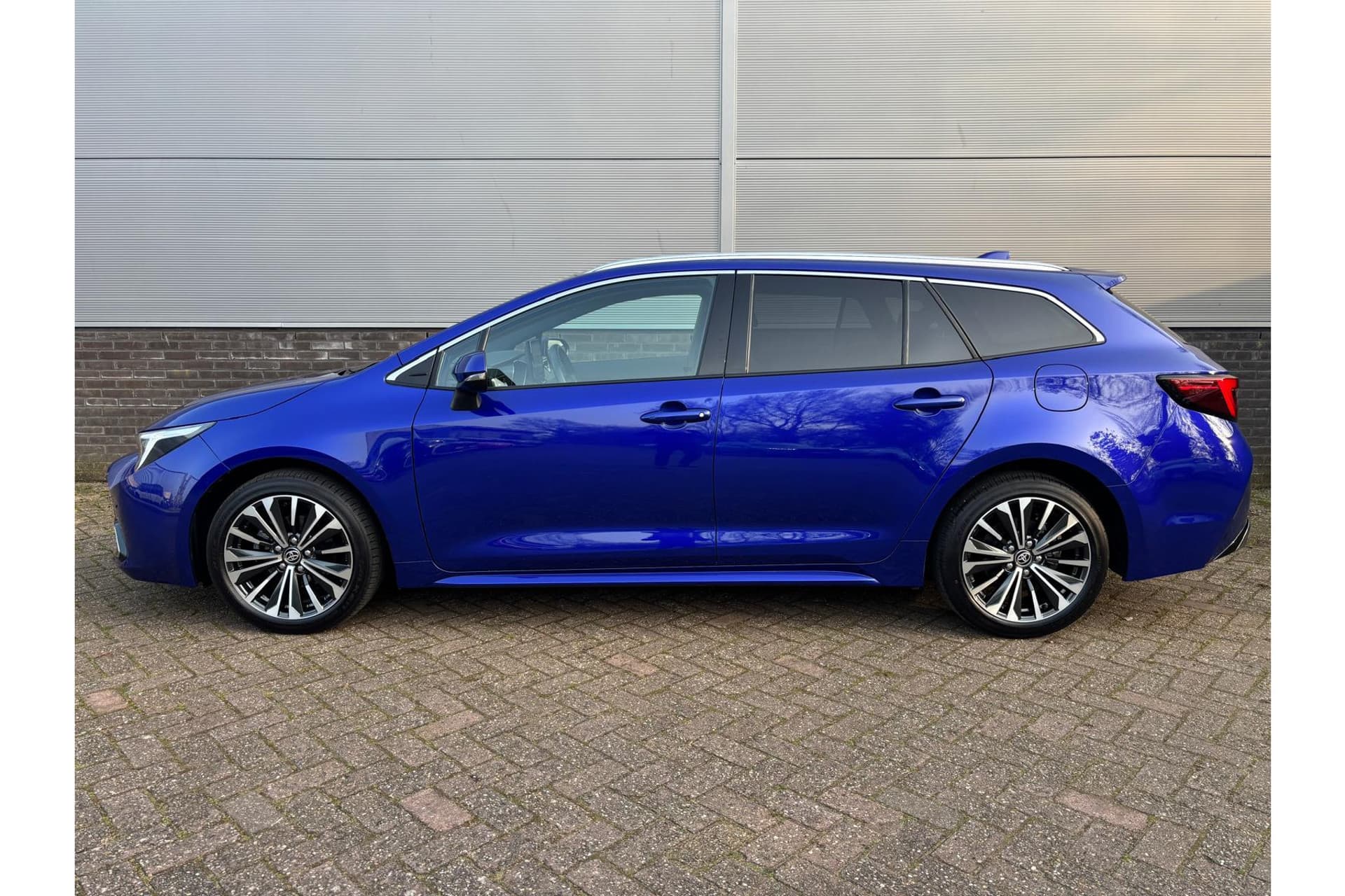 Toyota Corolla Touring Sports Hybrid 140 Dynamic thumbnail 2