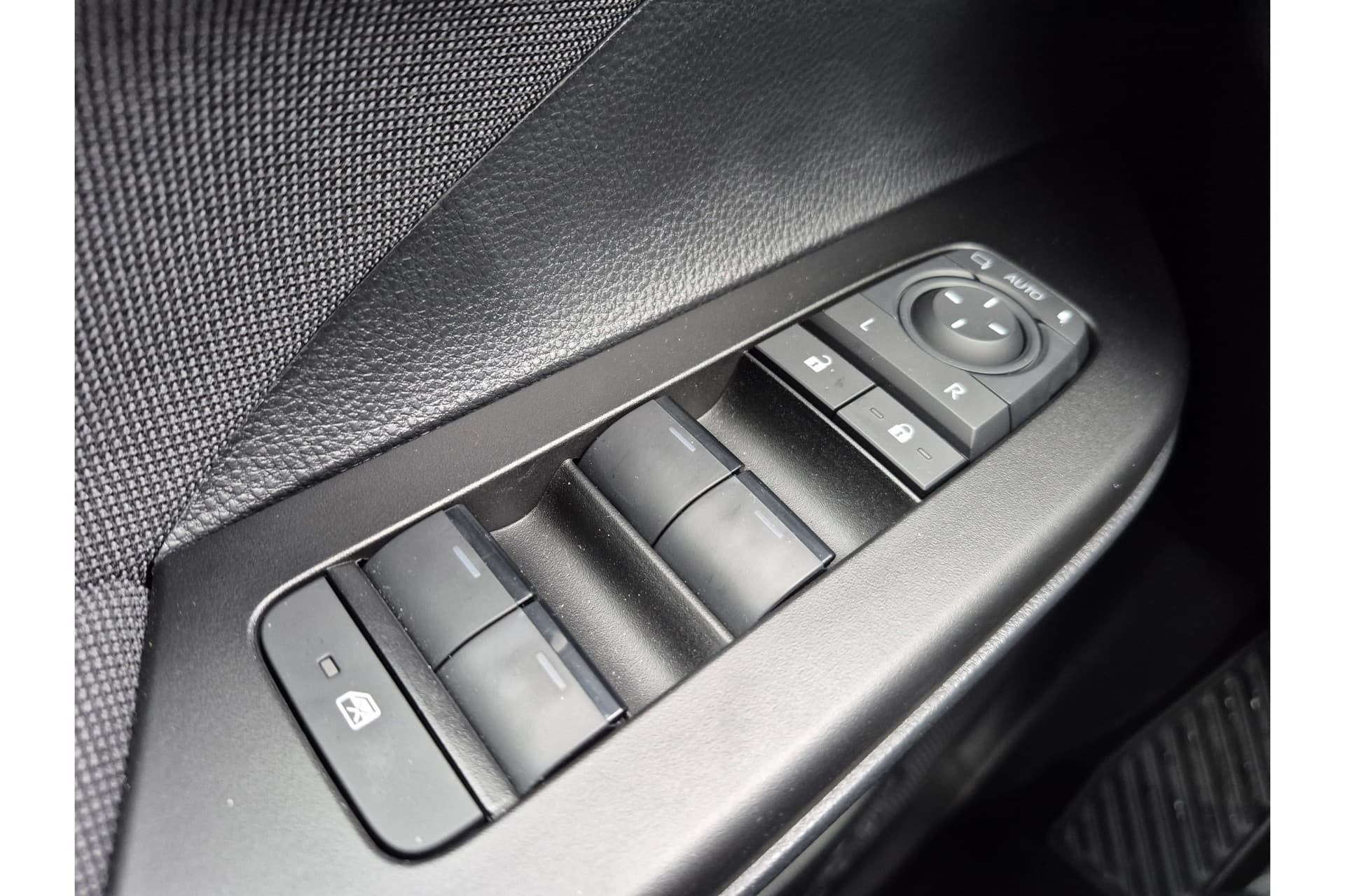 Toyota C-HR 2.0 Plug-In Hybrid 220 Dynamic Automaat thumbnail 8