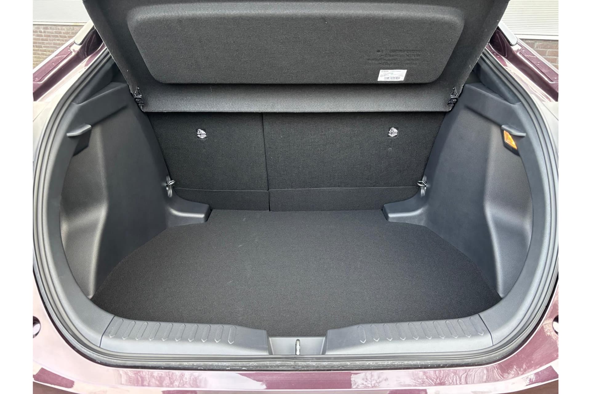 Toyota C-HR 1.8 Hybrid 140 Dynamic Demo thumbnail 17