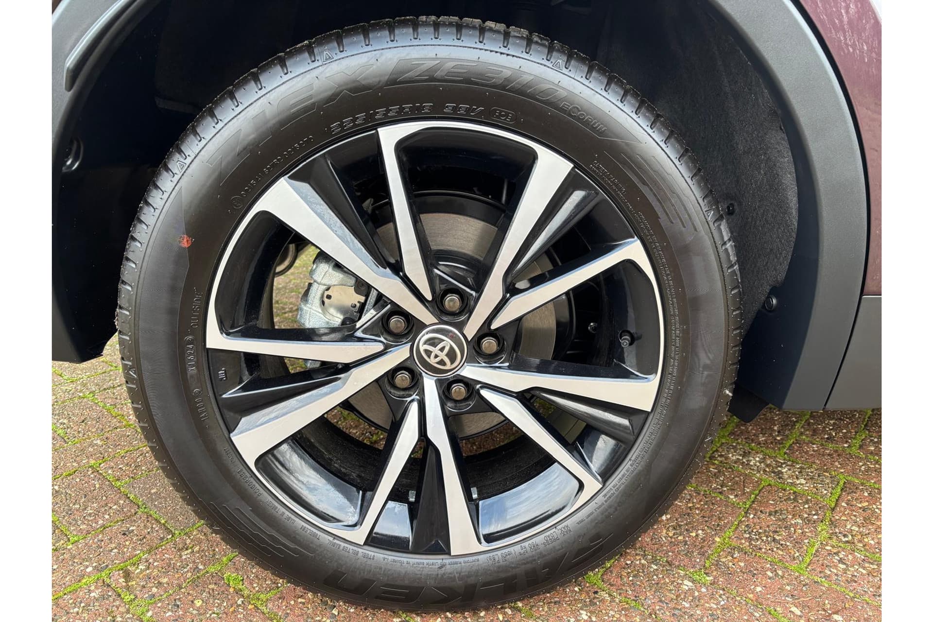 Toyota C-HR 1.8 Hybrid 140 Dynamic Demo thumbnail 18